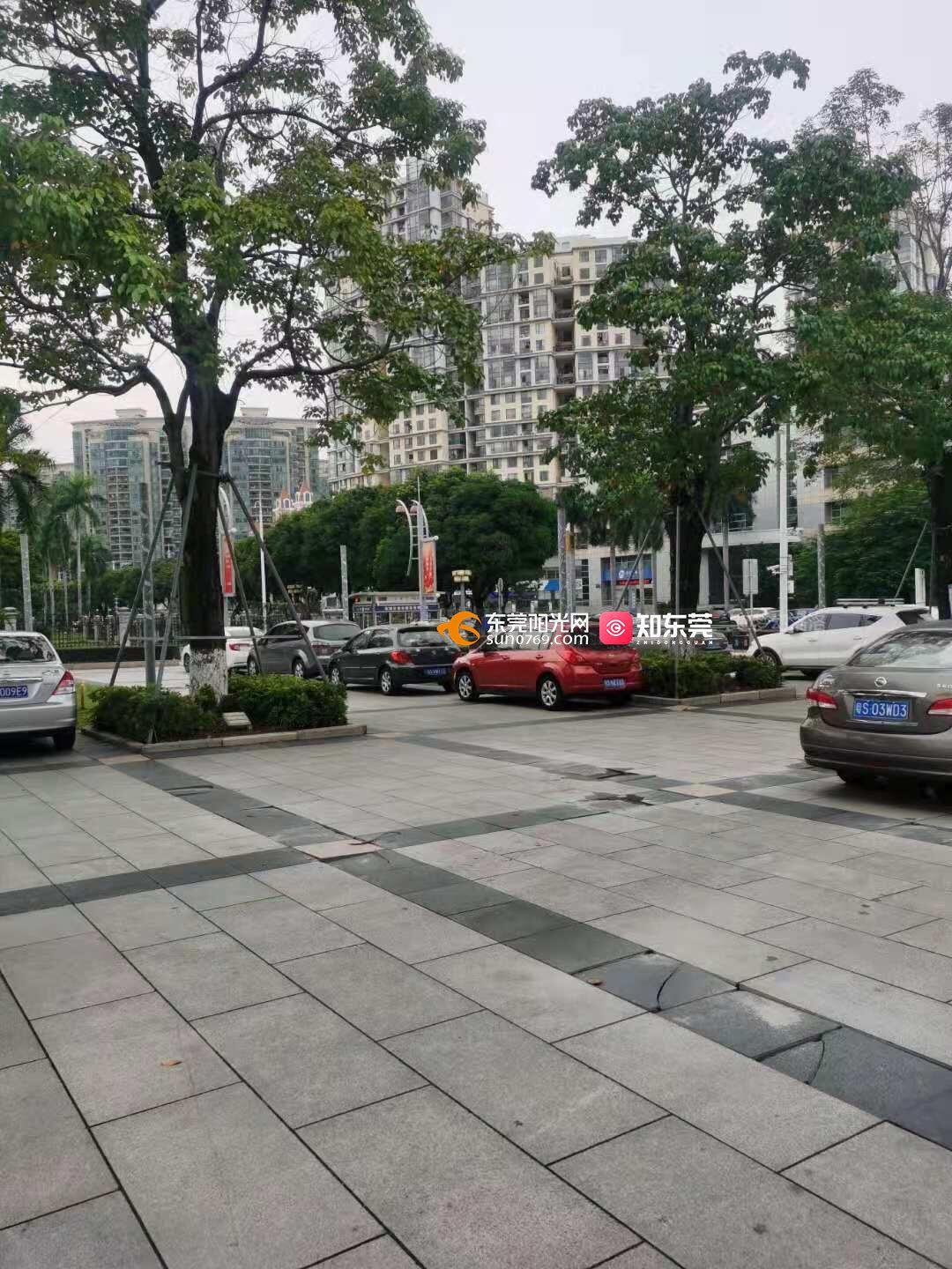 东莞市东城街道办对门群众临时停车场地面大理石破破烂烂希望尽快改善