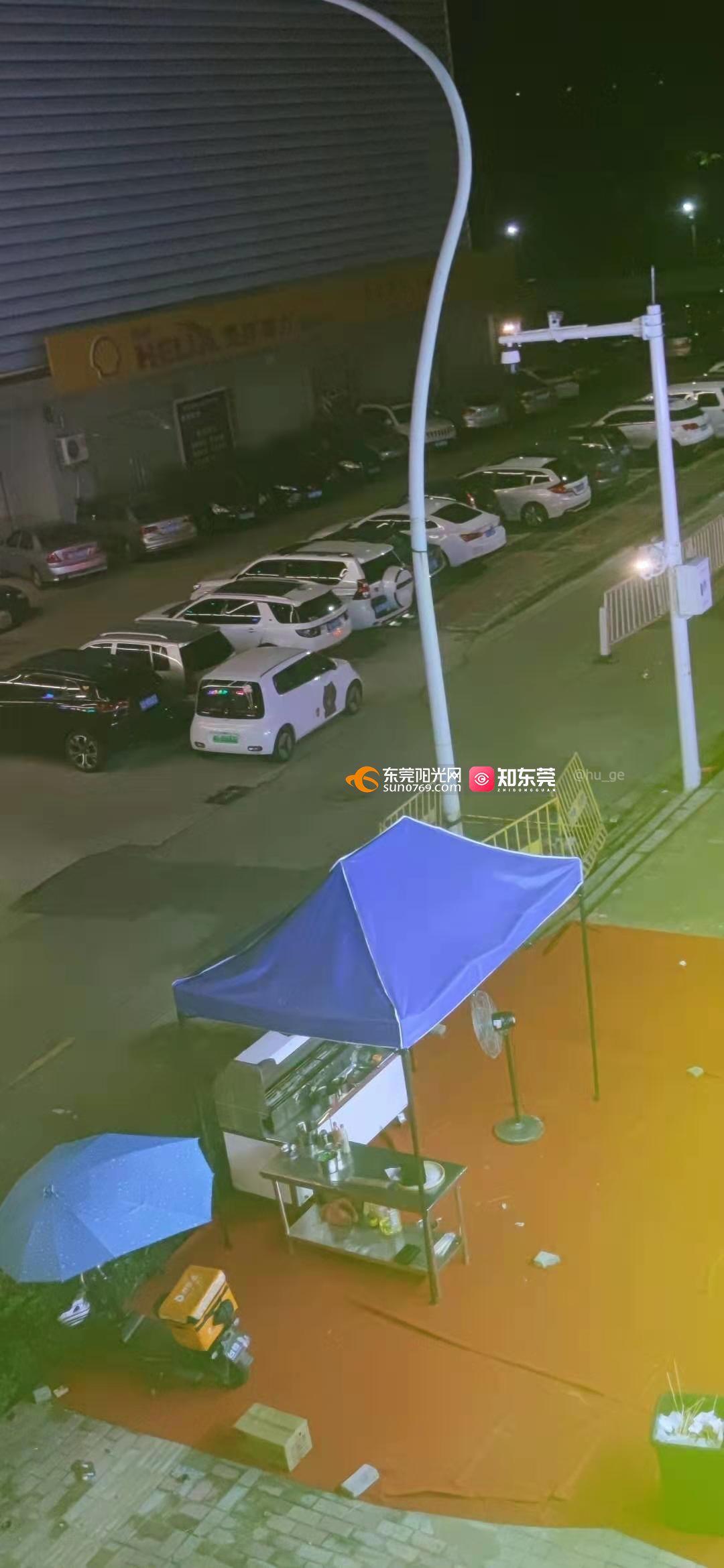 11月12日凌晨,重庆某小区楼下,在烧烤摊的女子及同行人员因为太吵闹