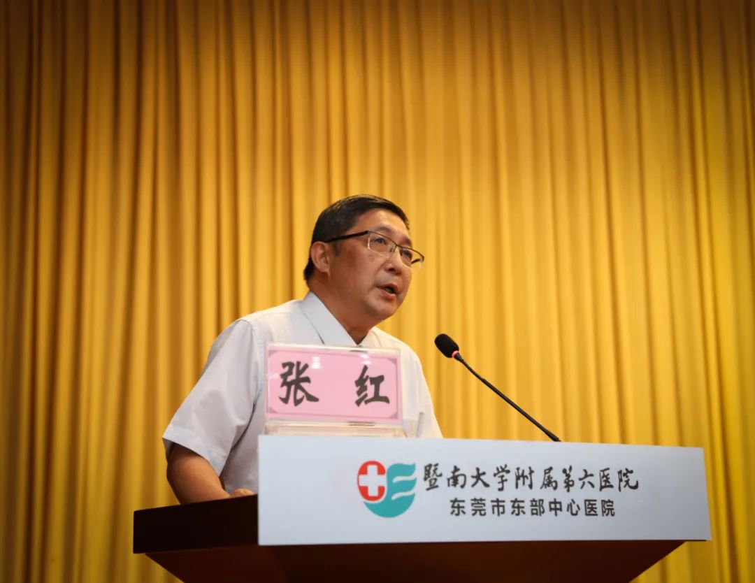 万米高空用嘴吸尿救人的网红医生扎根东莞了