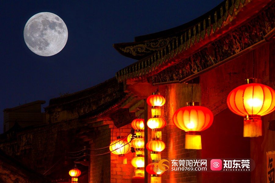中秋临近,家家户户挂上灯笼营造节日氛围(陈培坤 摄)_副本.jpg