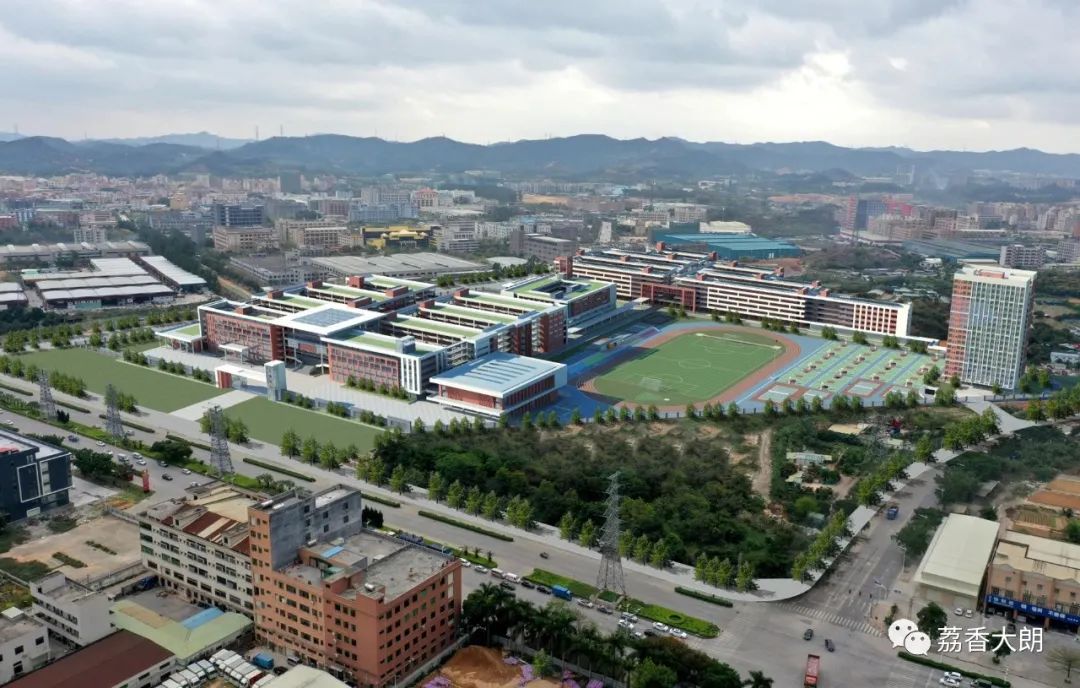 新大朗中学封顶预计明年9月投入使用