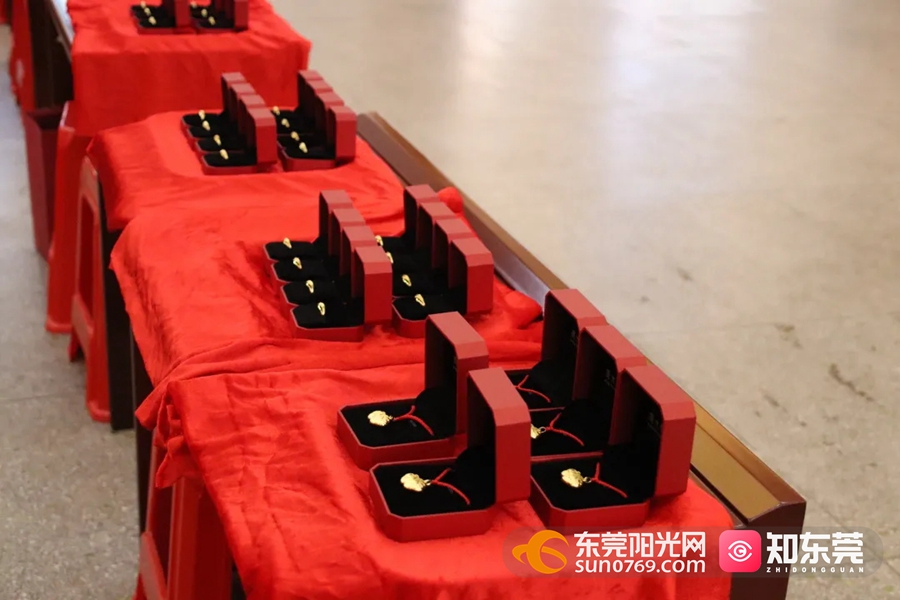 新民社区向80岁以上的户籍老人发放长寿纪念品