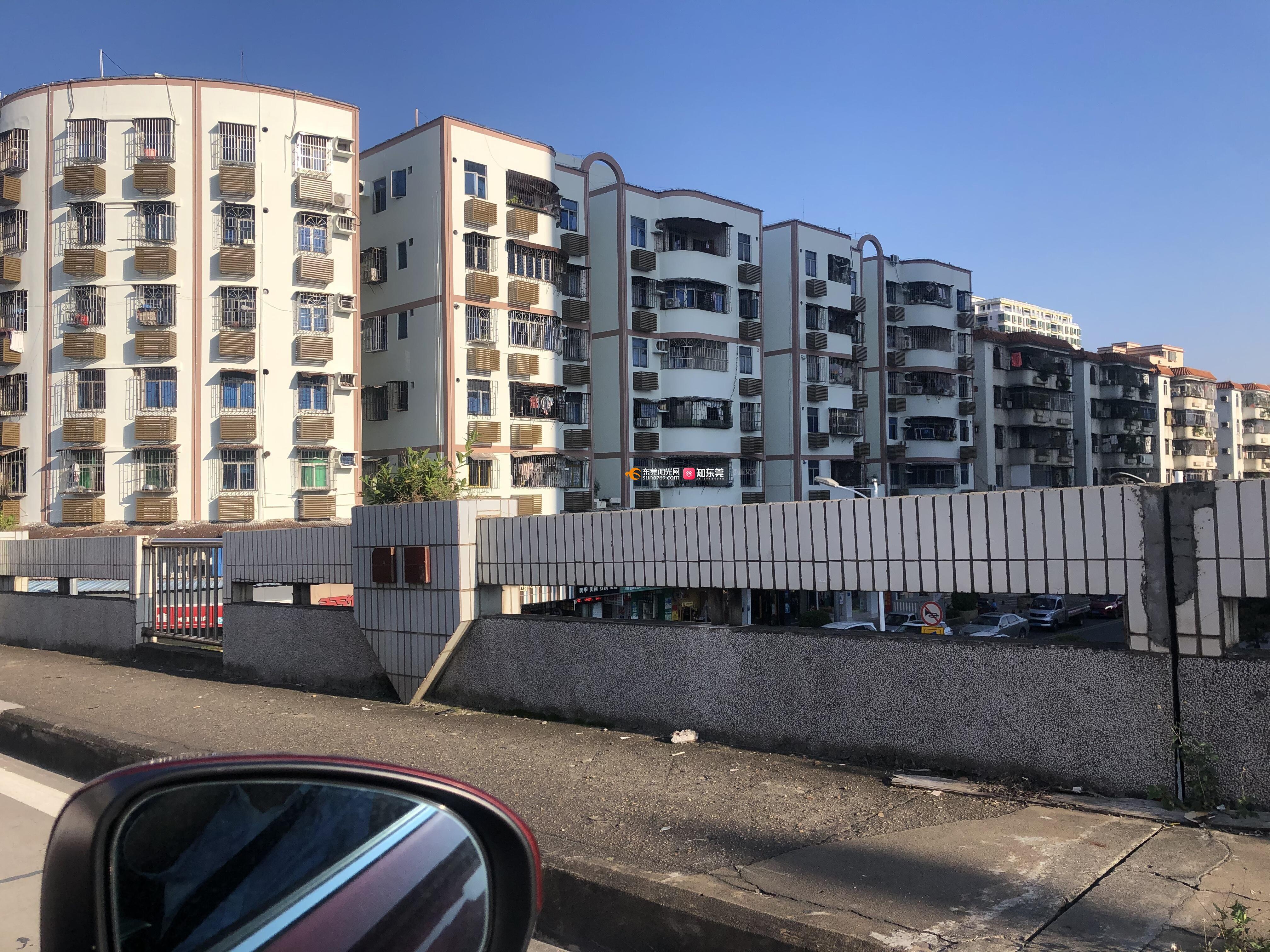 地标位于塘厦镇花园新街48栋住宅小区,同一年代修建的小区,为何差距