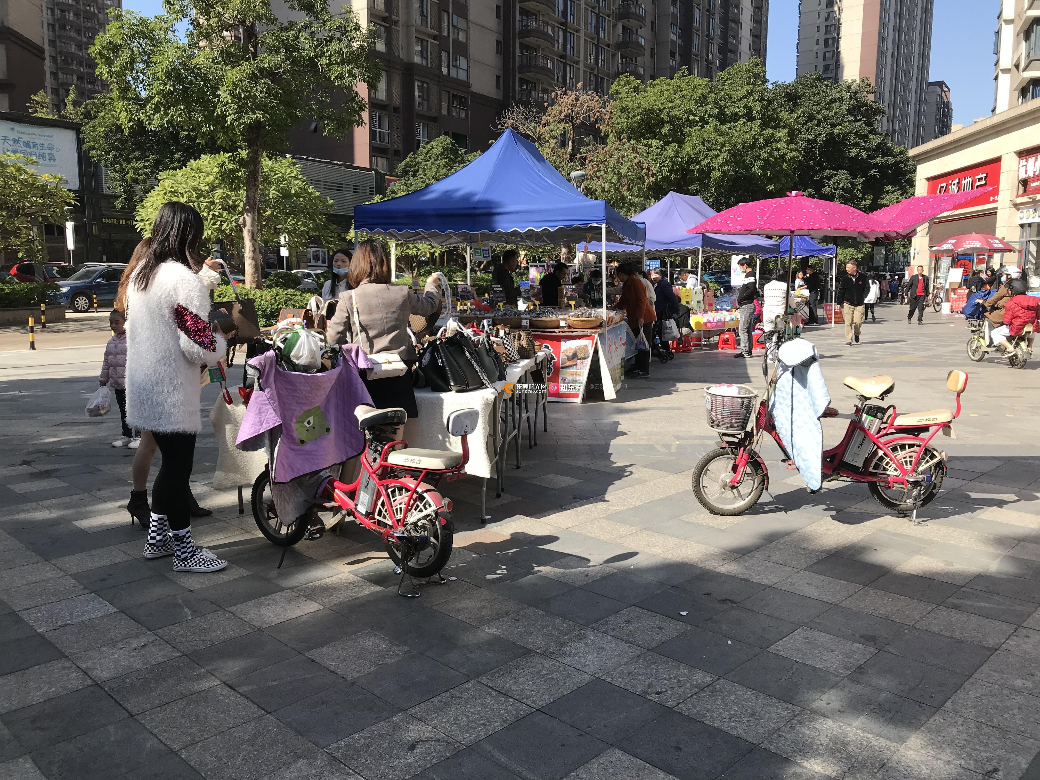 寮步星城物业许可商家在小区广场摆摊