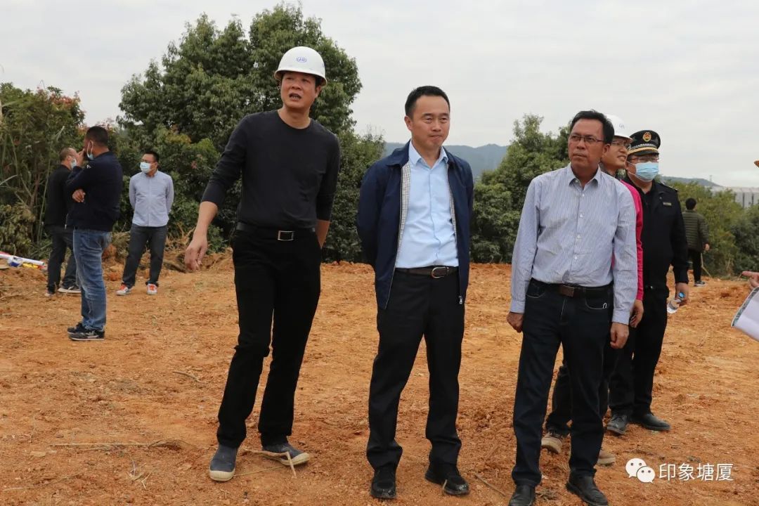 任奎(中)到林村社区太阳升居民小组督导清拆工作.