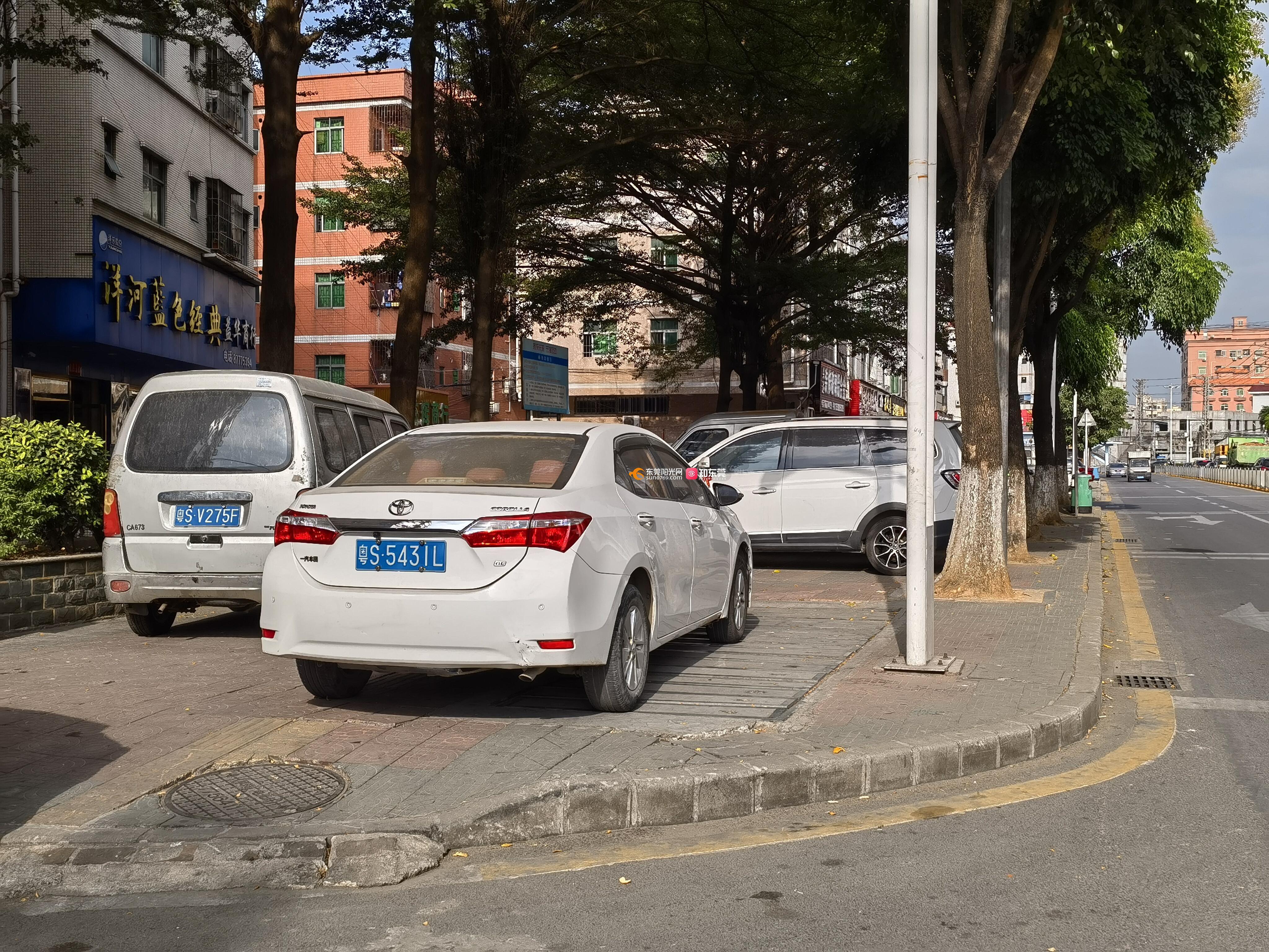 東莞市鳳崗鎮鳳德嶺村一人行道長期被車輛堵塞