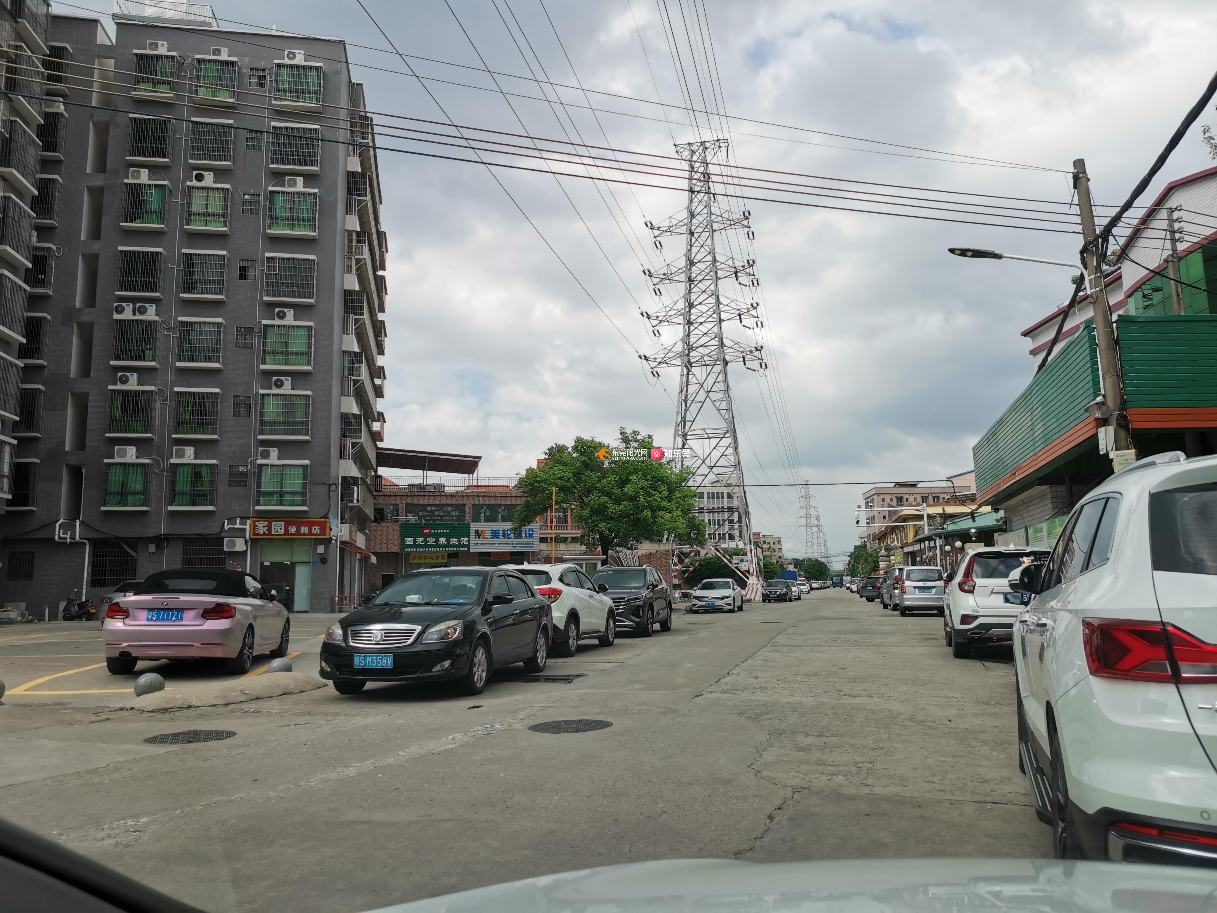 东莞市石碣镇涌口村木桥街6号高压线塔旁两层高民房违建