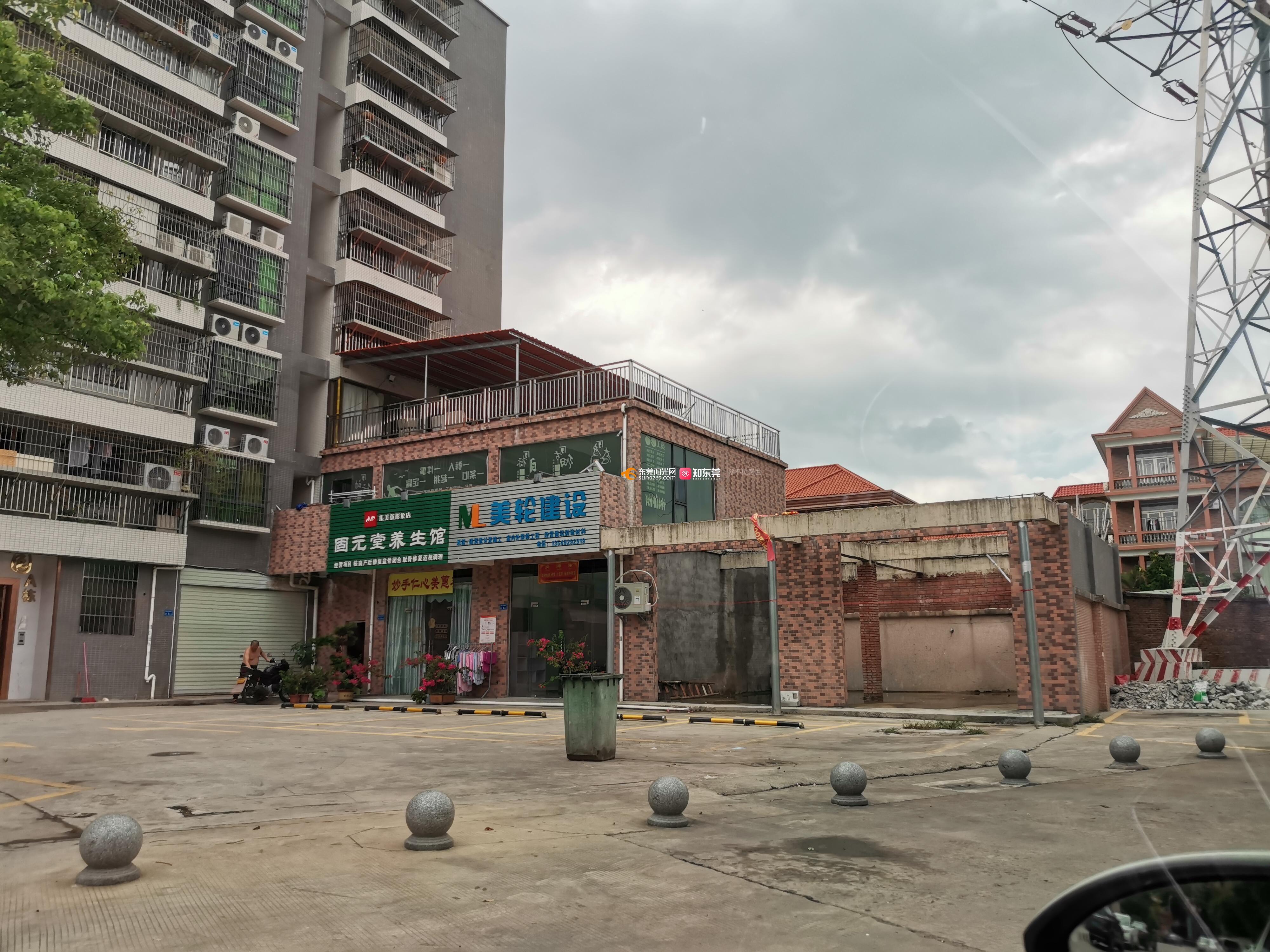 东莞市石碣镇涌口村木桥街6号高压线塔旁两层高民房违建