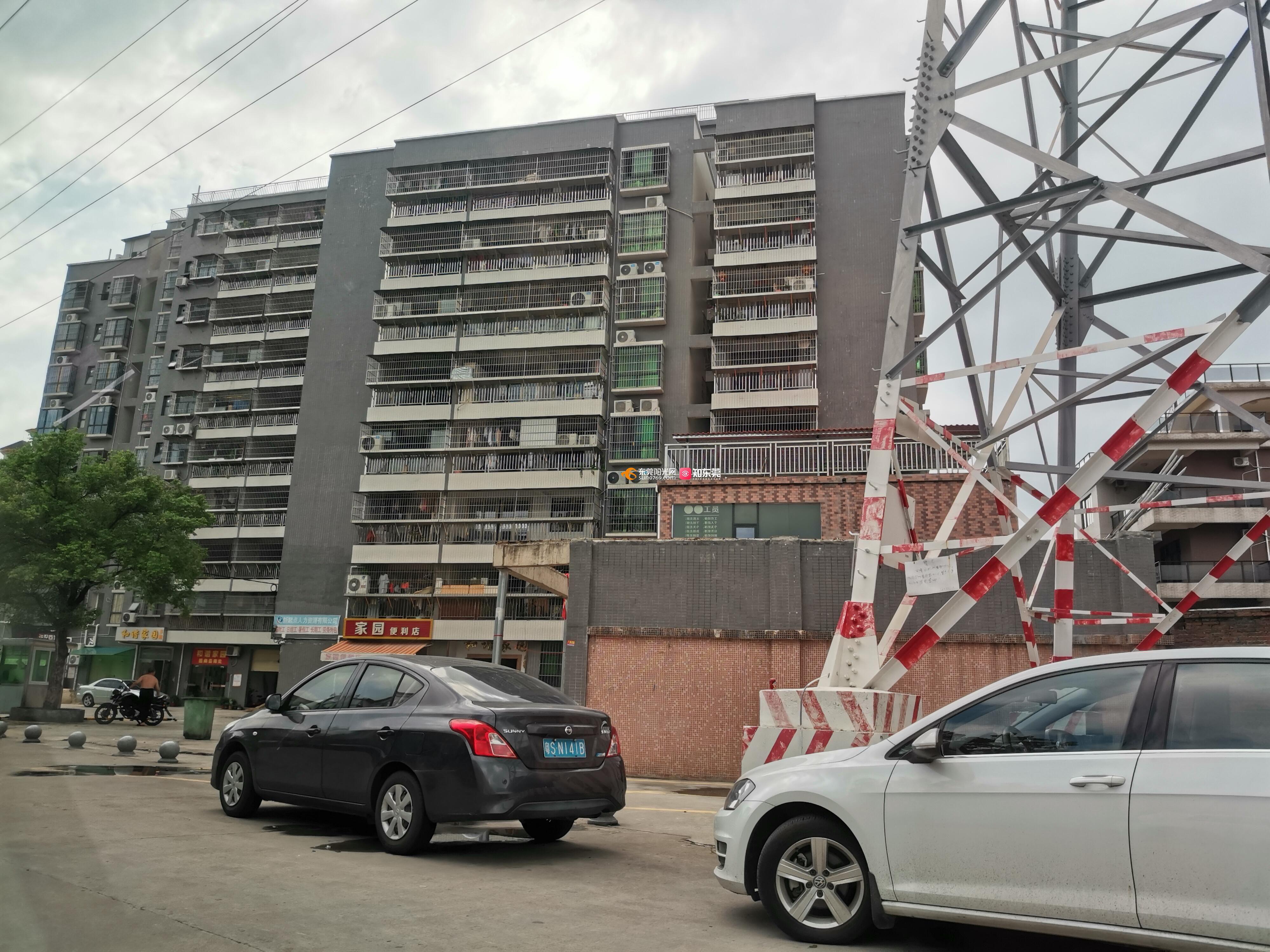 东莞市石碣镇涌口村木桥街6号高压线塔旁两层高民房违建