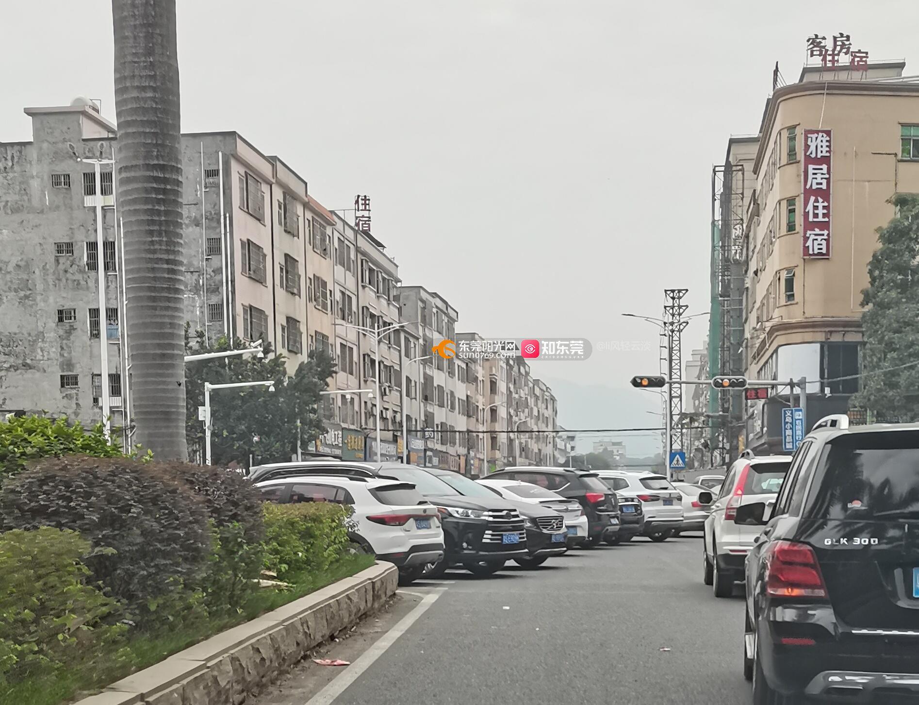 大岭山大塘莲峰新路与纵队路交汇路口长期有车违规停放