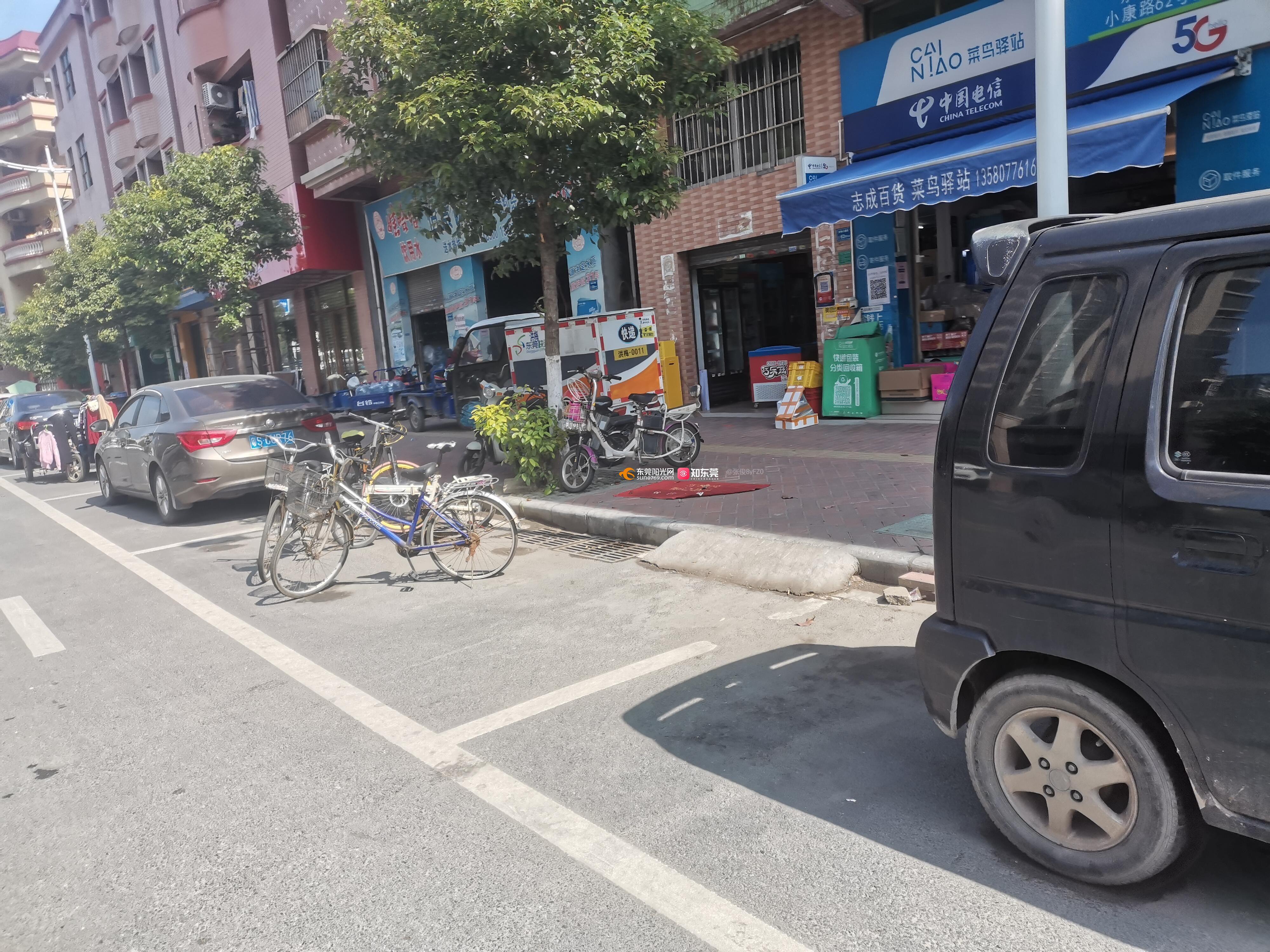 洪梅镇小康路临街商铺非法长期霸占公共停车位
