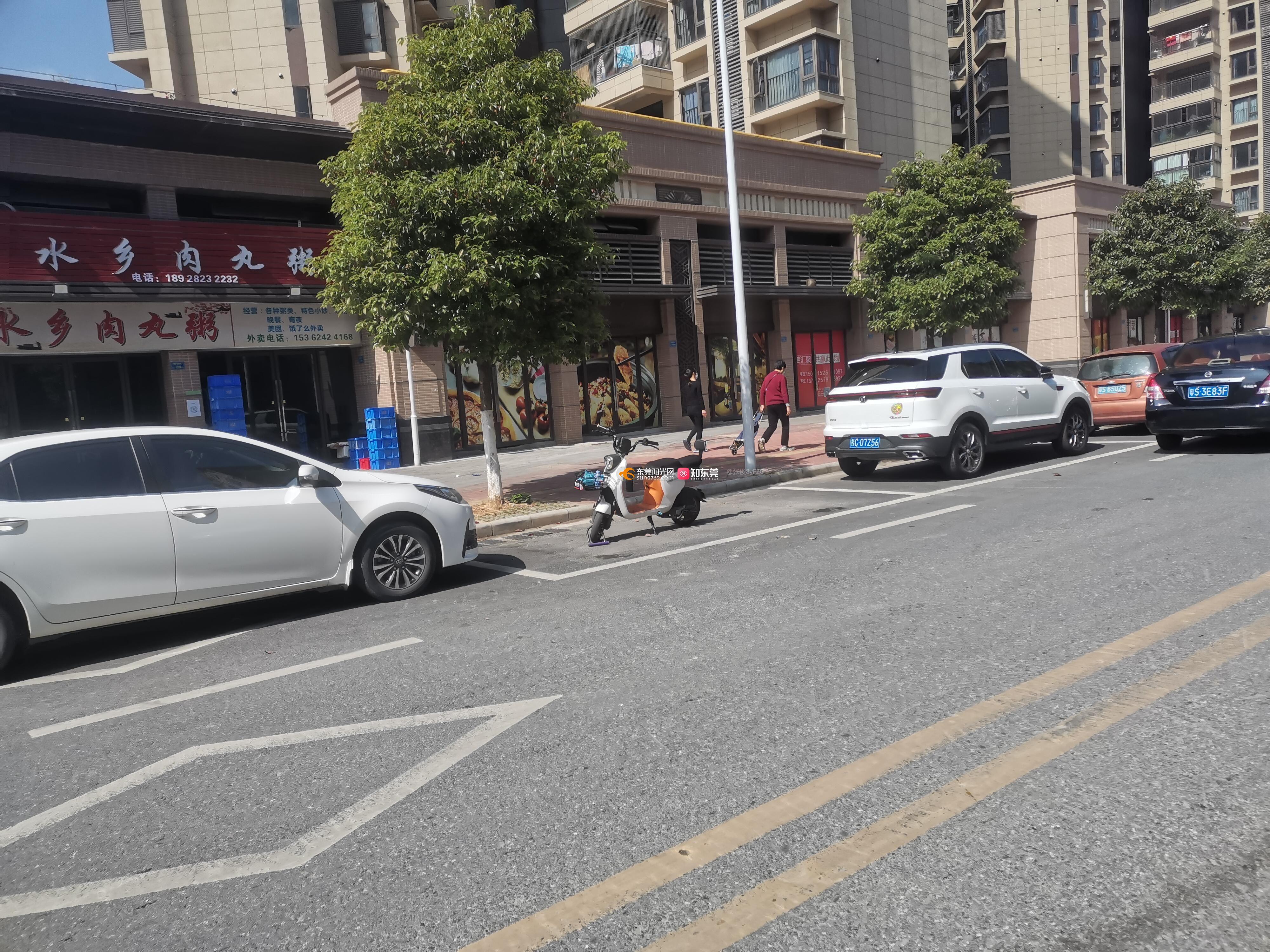 洪梅镇小康路临街商铺非法长期霸占公共停车位
