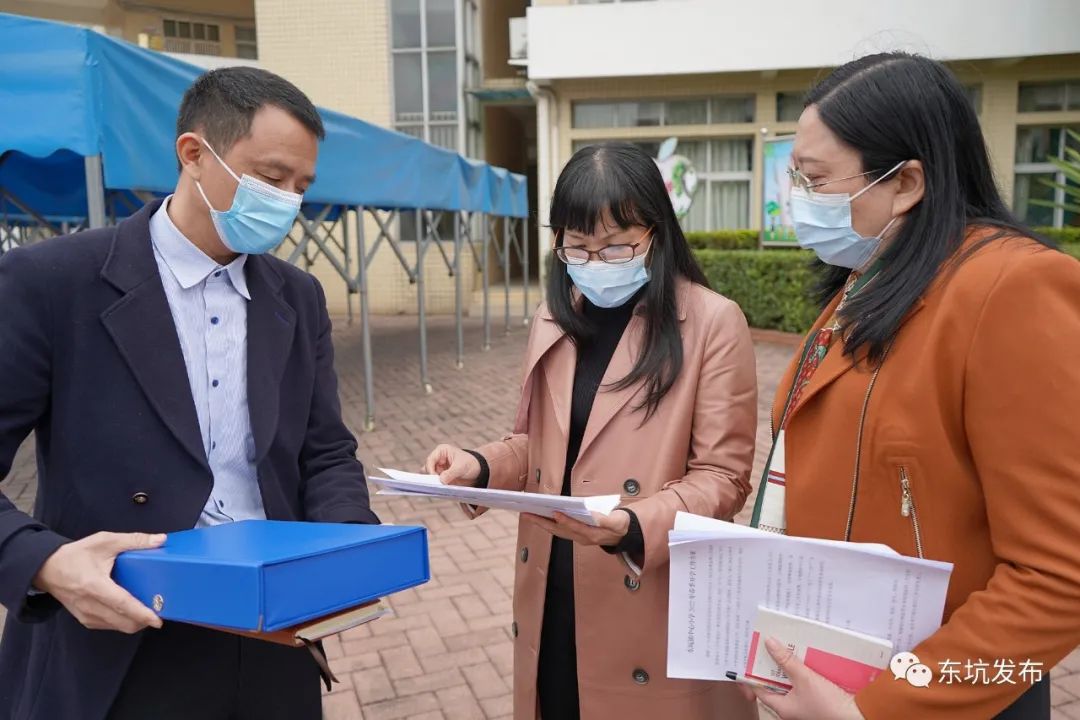 在东坑中心小学,詹志薇实地查看教室,校园卫生防疫及卫生环境情况