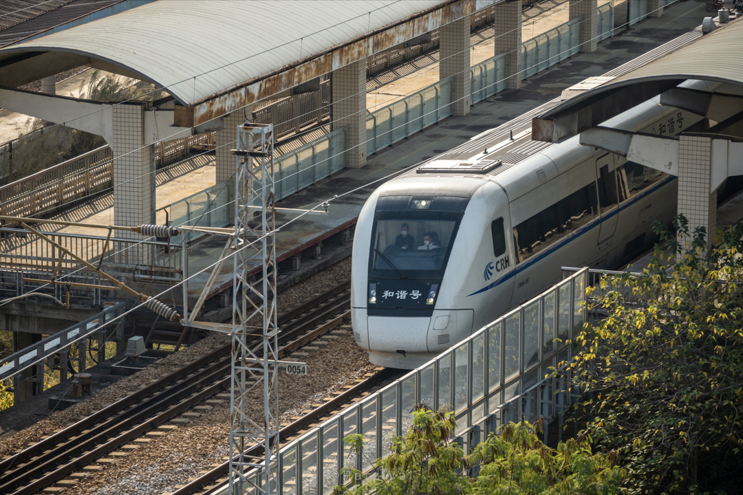 追火车的石龙少年小镇中的隐秘角落被他探了个遍