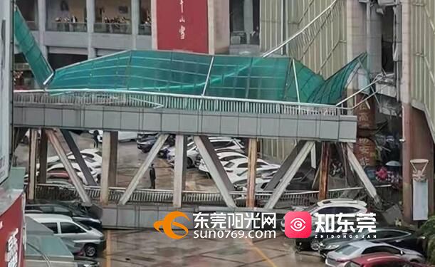 突发东城世博广场人行连廊发生坍塌