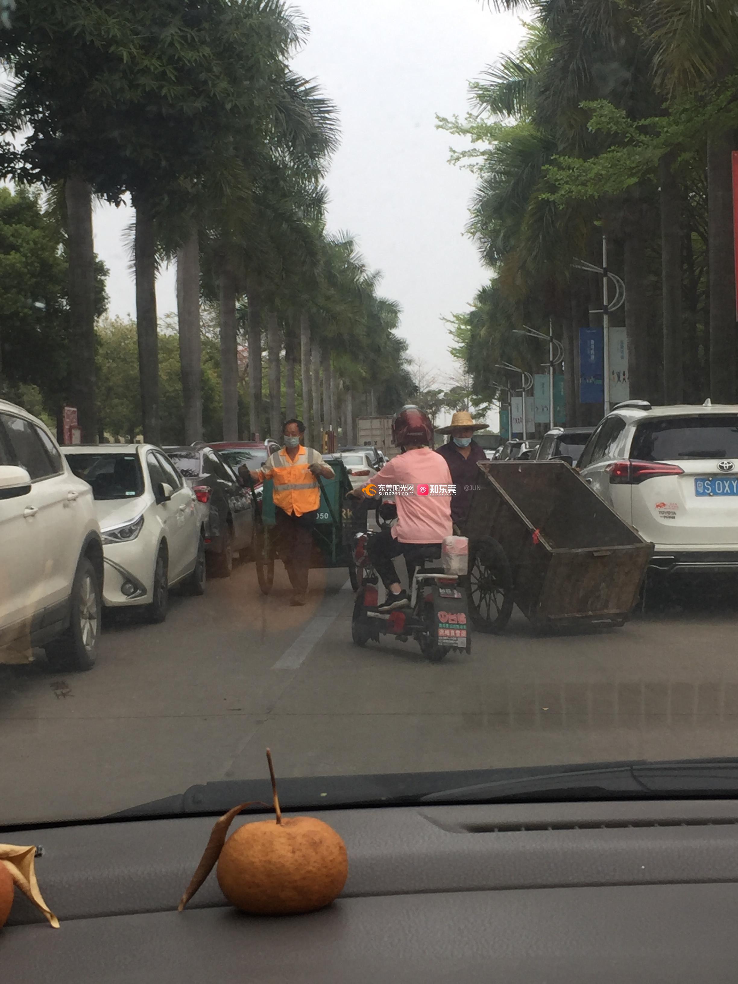 洪梅黎洲角村委旁道路严重堵塞