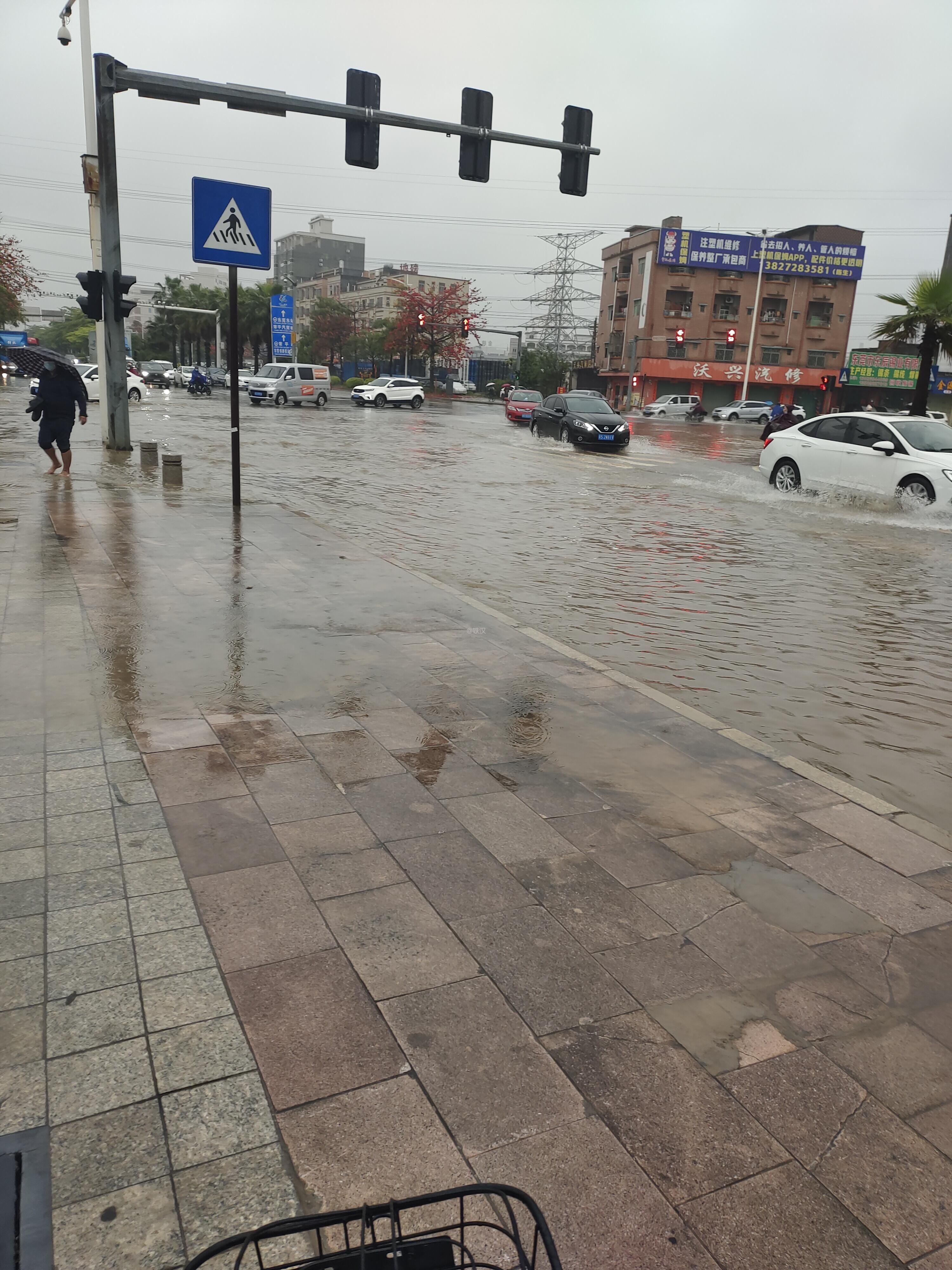 东平大道与桥常路和242县道红绿灯十字路口一到下雨天积水严重
