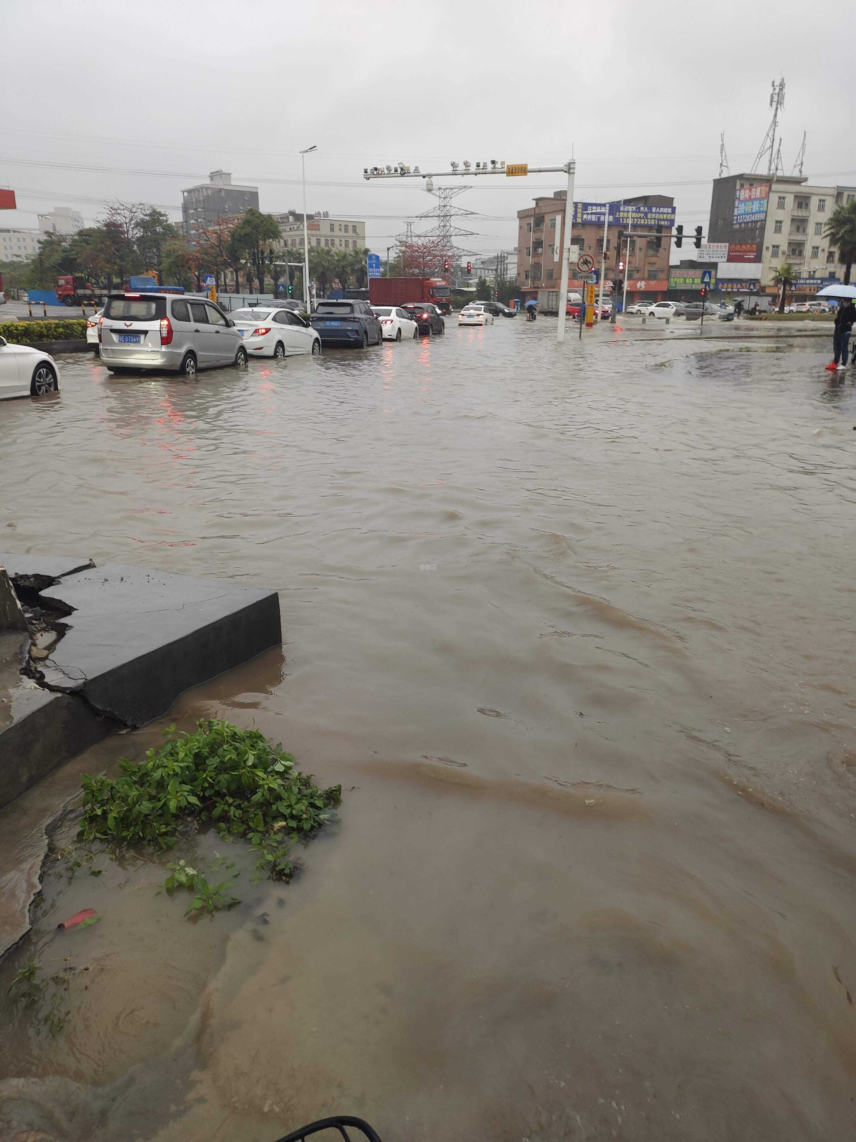 东平大道与桥常路和242县道红绿灯十字路口一到下雨天积水严重