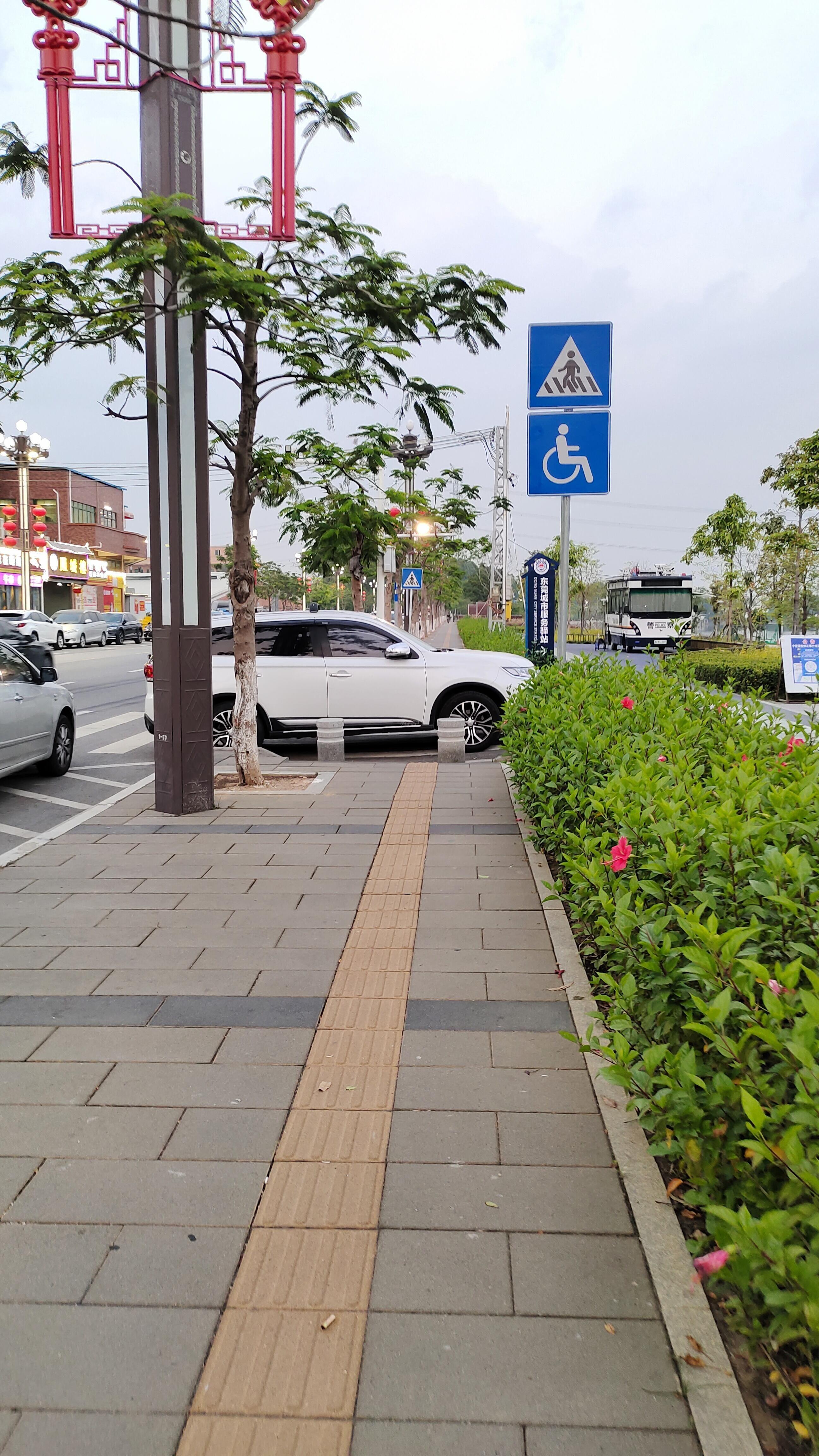 德本公园人行道经常有私家车乱停放堵路-阳光热线问政平台