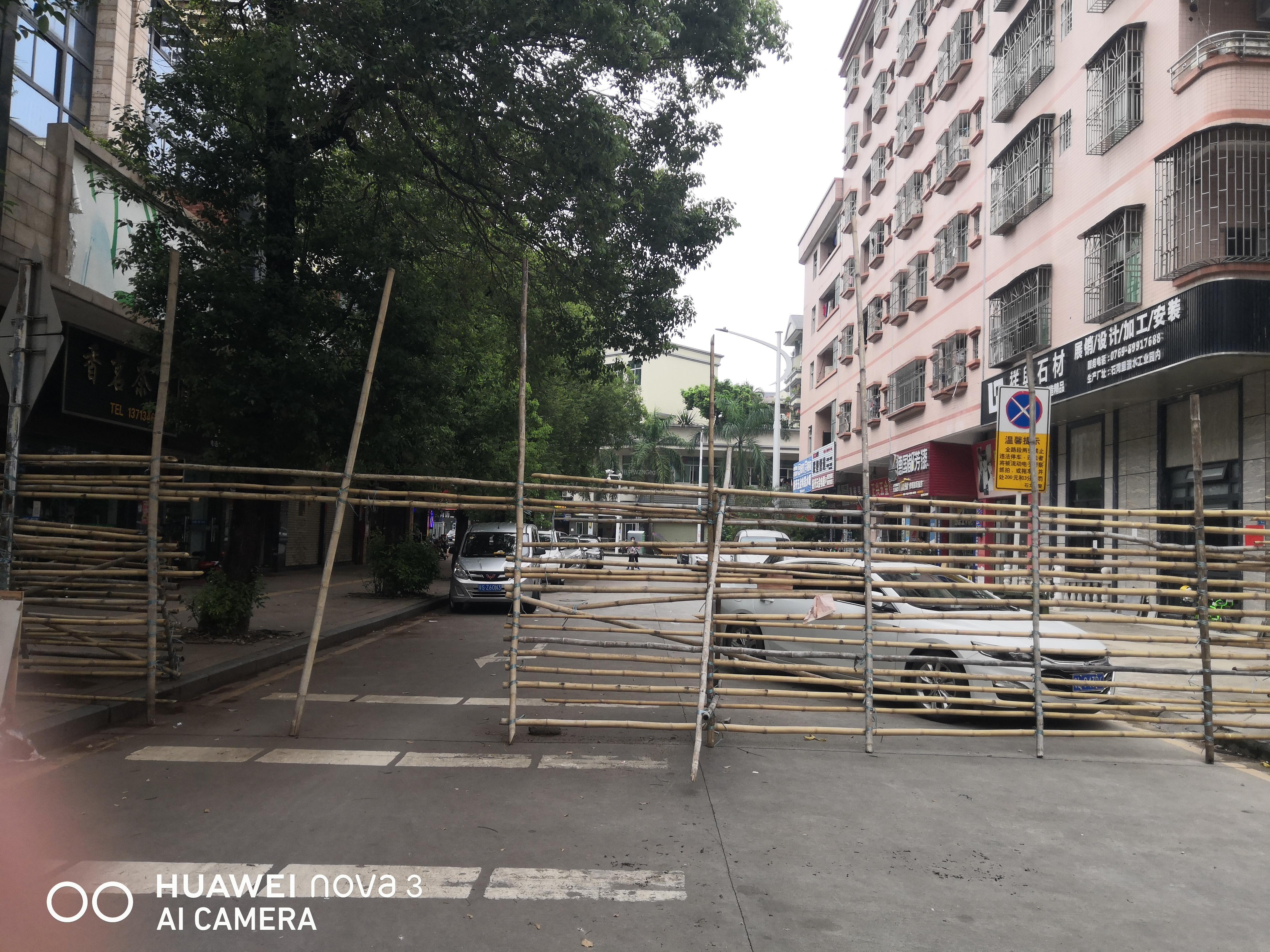 石龙镇环龙街与龙升路路口竹棚封路严重影响车辆出入什么时候能拆除