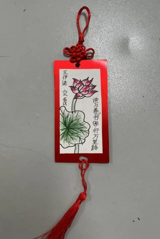 低年级学生通过制作书签,了解立夏的由来与习俗,提高了动手能力,绘画