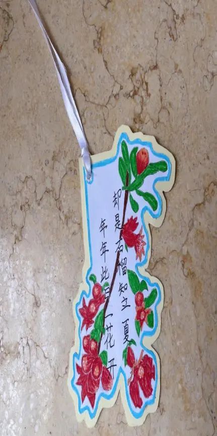 低年级学生通过制作书签,了解立夏的由来与习俗,提高了动手能力,绘画