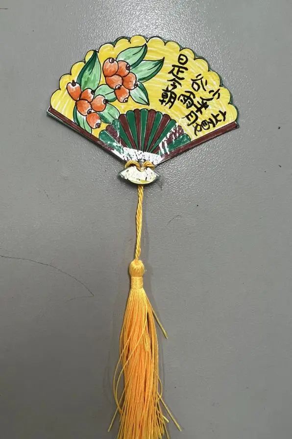 低年级学生通过制作书签,了解立夏的由来与习俗,提高了动手能力,绘画