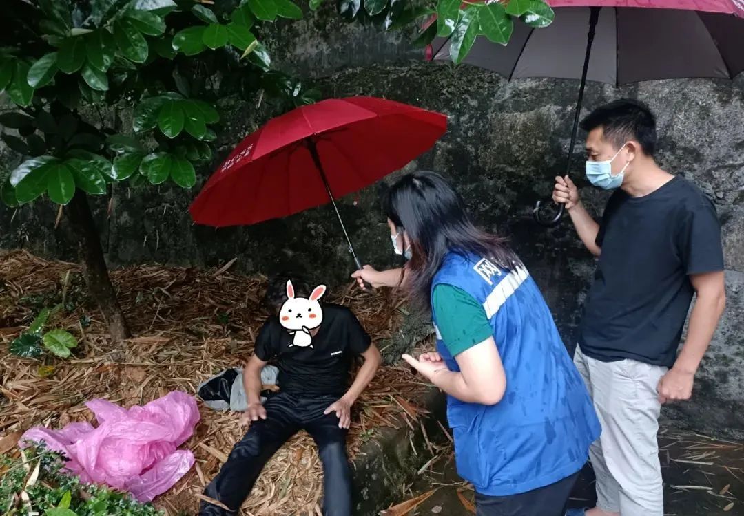 "蓝马甲"走上前,还能听到该男子发出轻微鼾声,于是马上拿雨衣盖在他