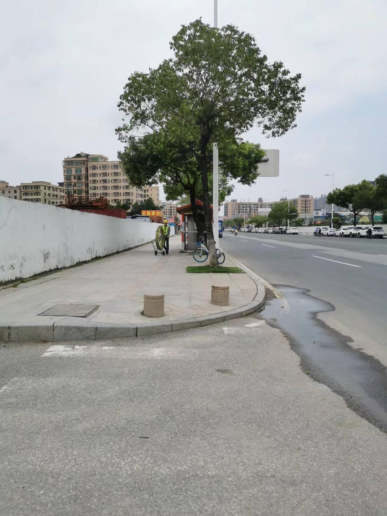 人行道自行車道和馬路牙子銜接太高