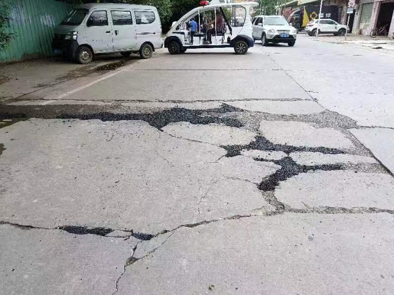 常平卢屋卢湘阁农家菜门口路面破损