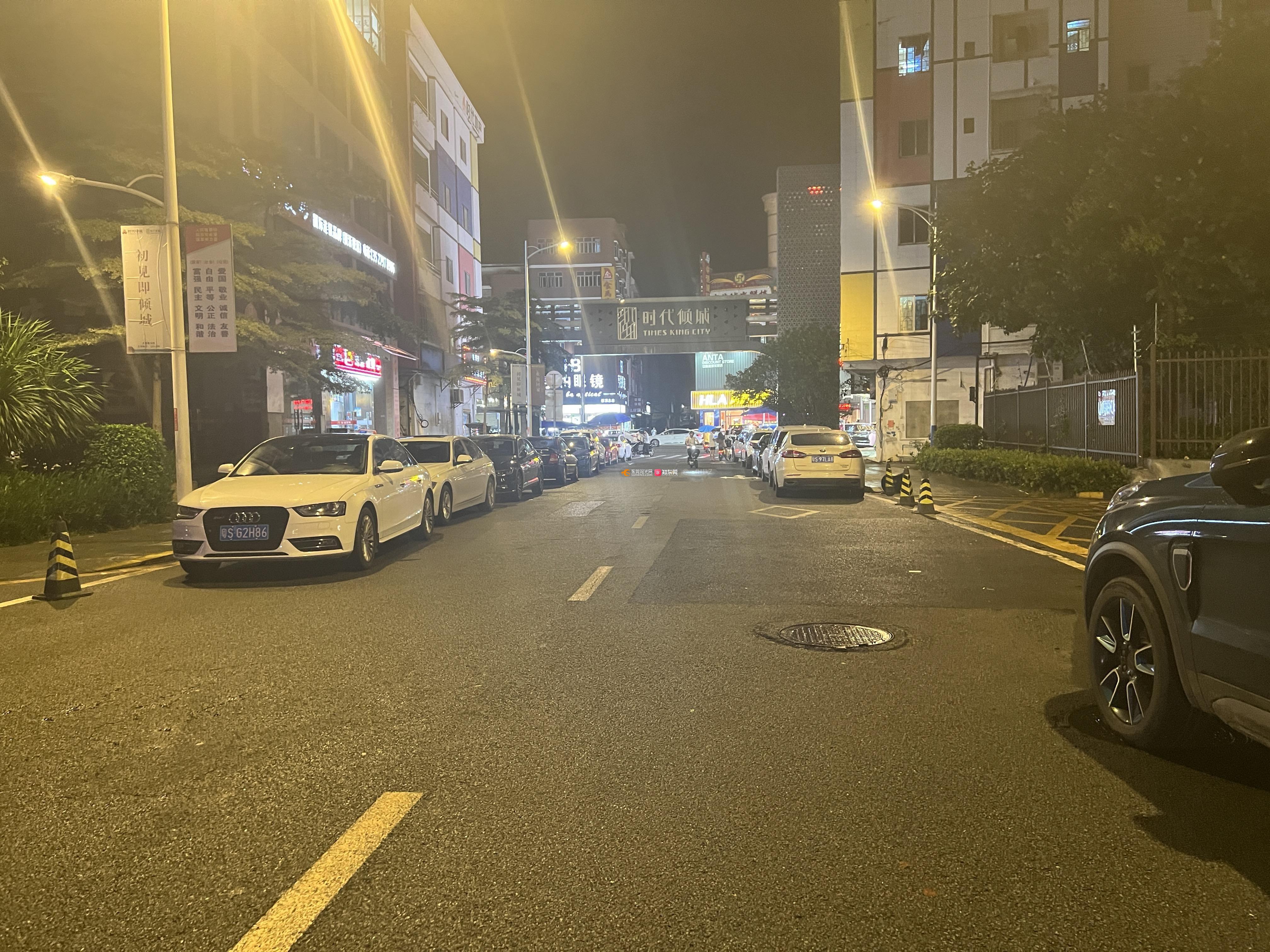 东莞市横沥镇中山西路时代倾城金鳞街1号车辆违停