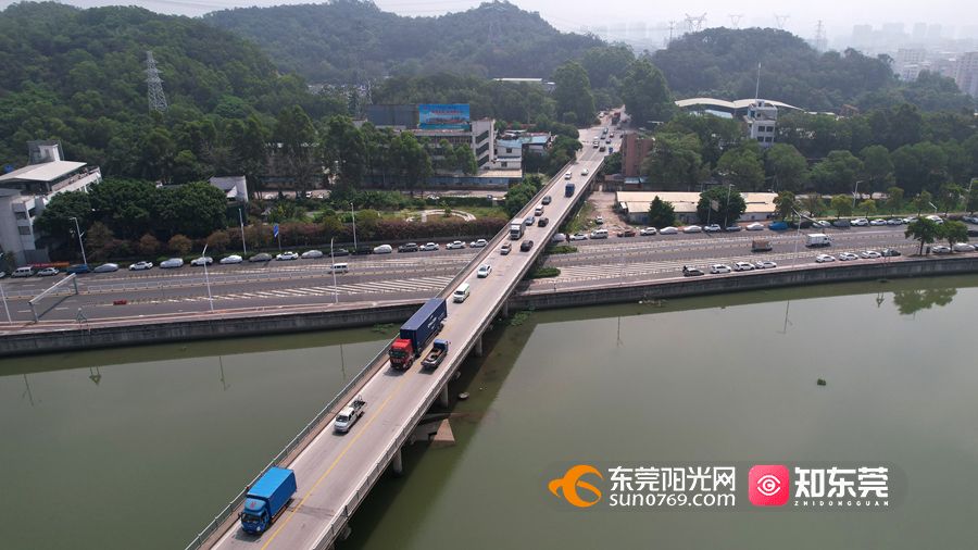 公示显示,轮渡路改扩建工程总体呈东西走向,起于沙田镇齐沙村,向东沿