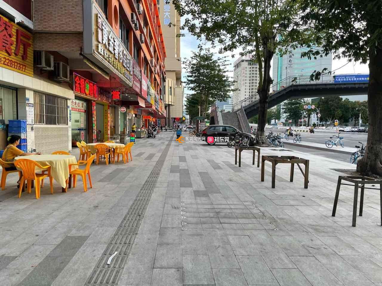 莞太路乱停车,行人无路可走