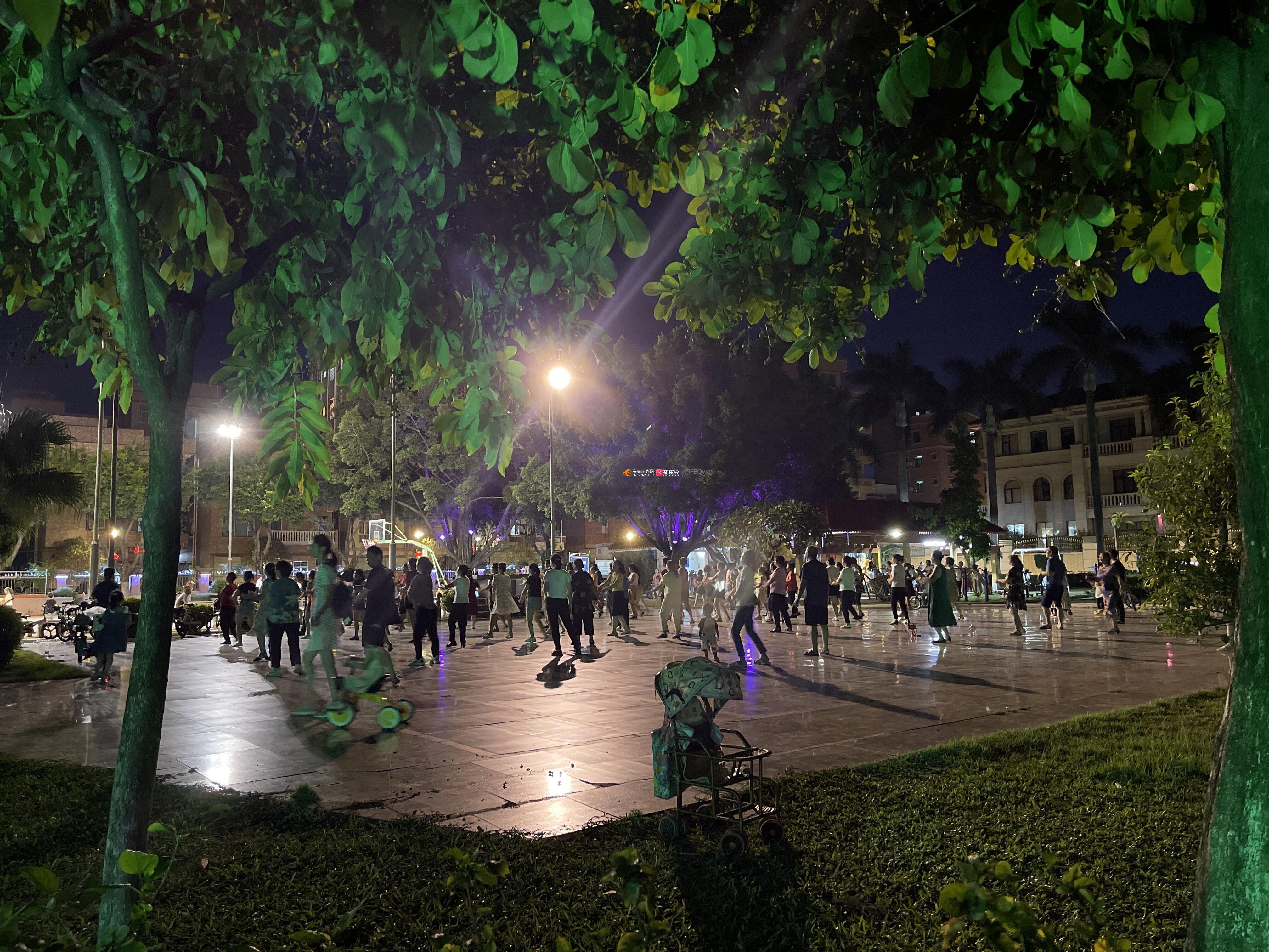 宝塘西村小区人员聚集跳广场舞