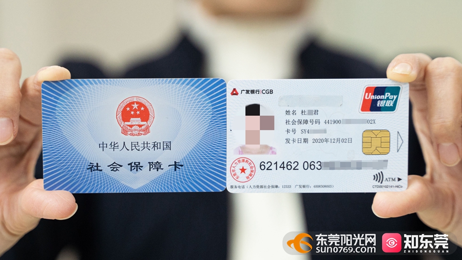 自己的社保卡,行动不便的老年人,残疾人可联系发卡银行进行上门服务