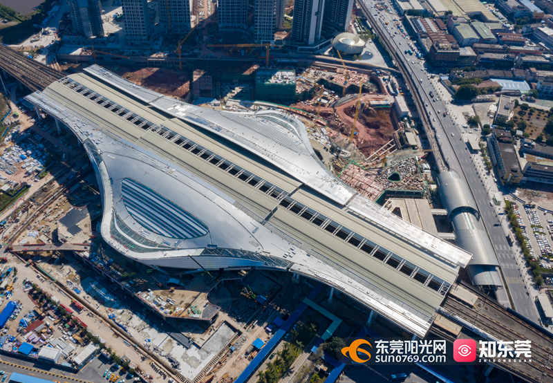 虎门高铁站站房改扩建工程迎虎门站站名安装