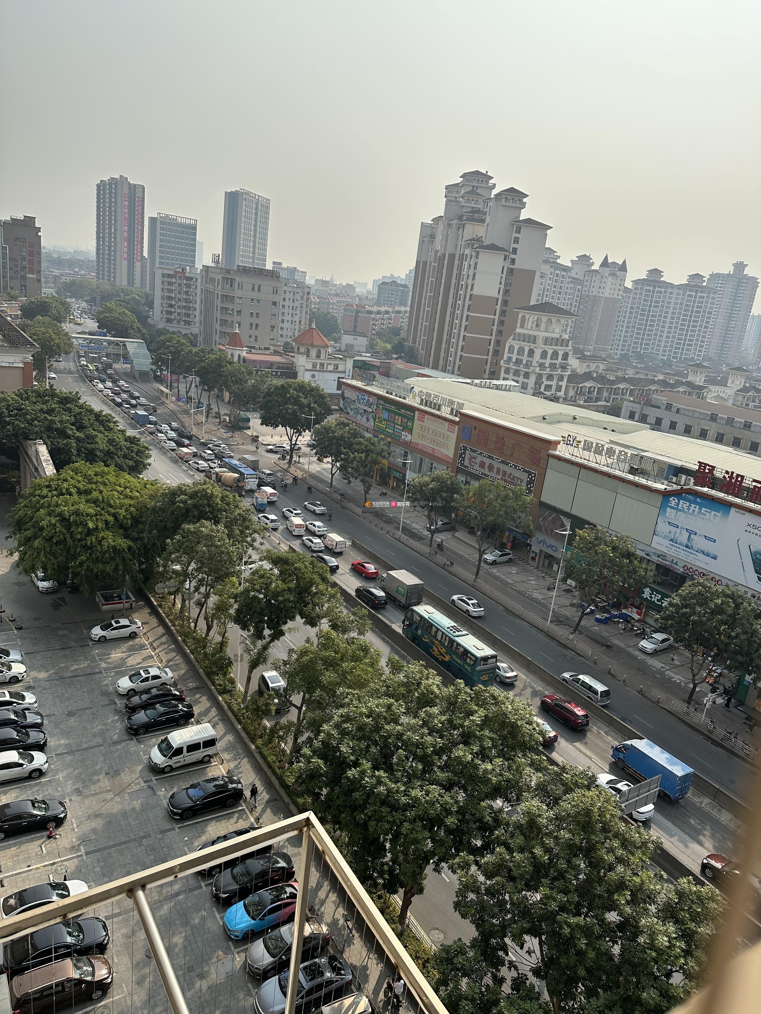 常平镇常马路(丽景花园和世纪康城路段)长期拥堵,无隔音和限流措施