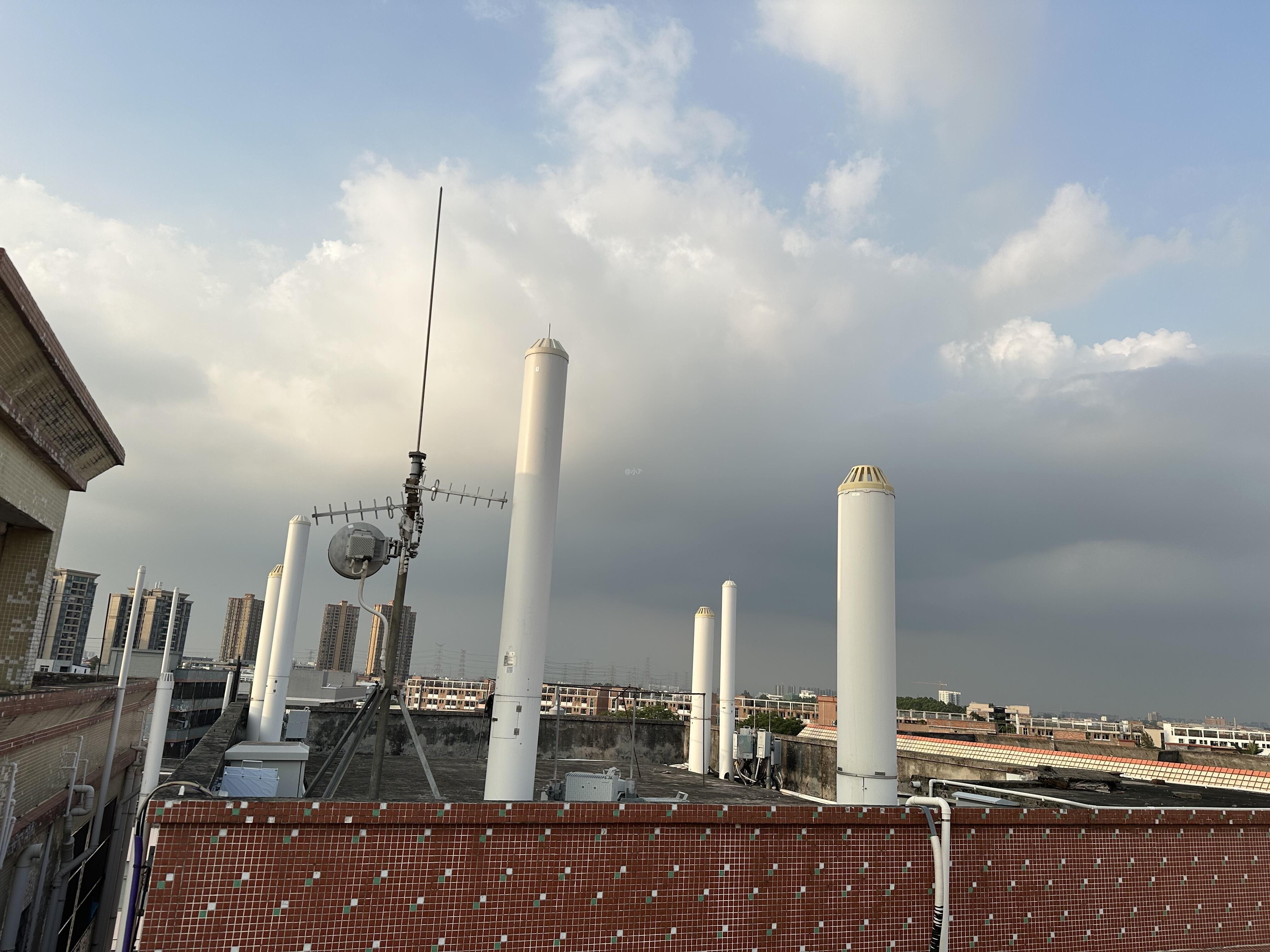 民居房楼顶装满信号塔,发出巨大噪音并存在较大辐射,严重危害身体健康