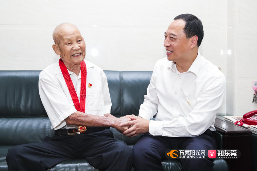 【视频】吕成蹊赴石碣开展"七一"走访慰问:把党的关