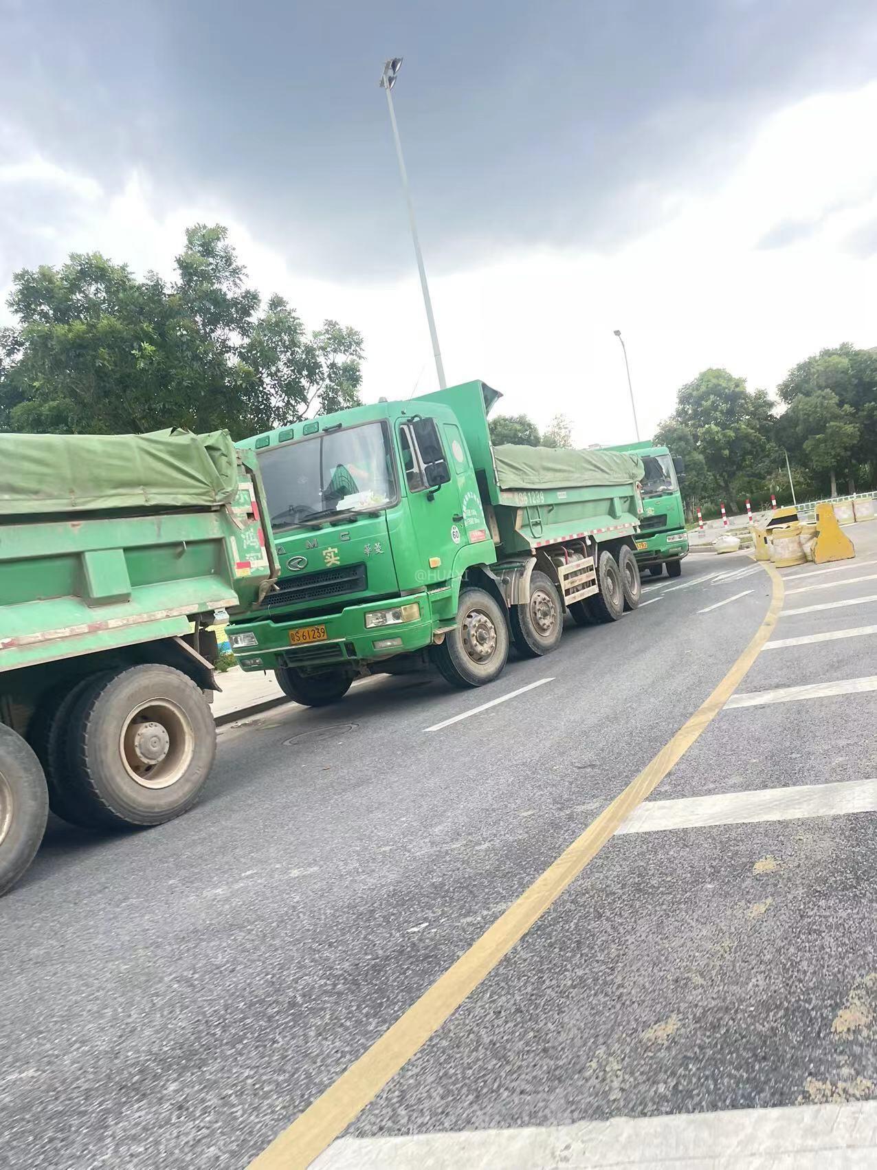 运沙车乱停乱放