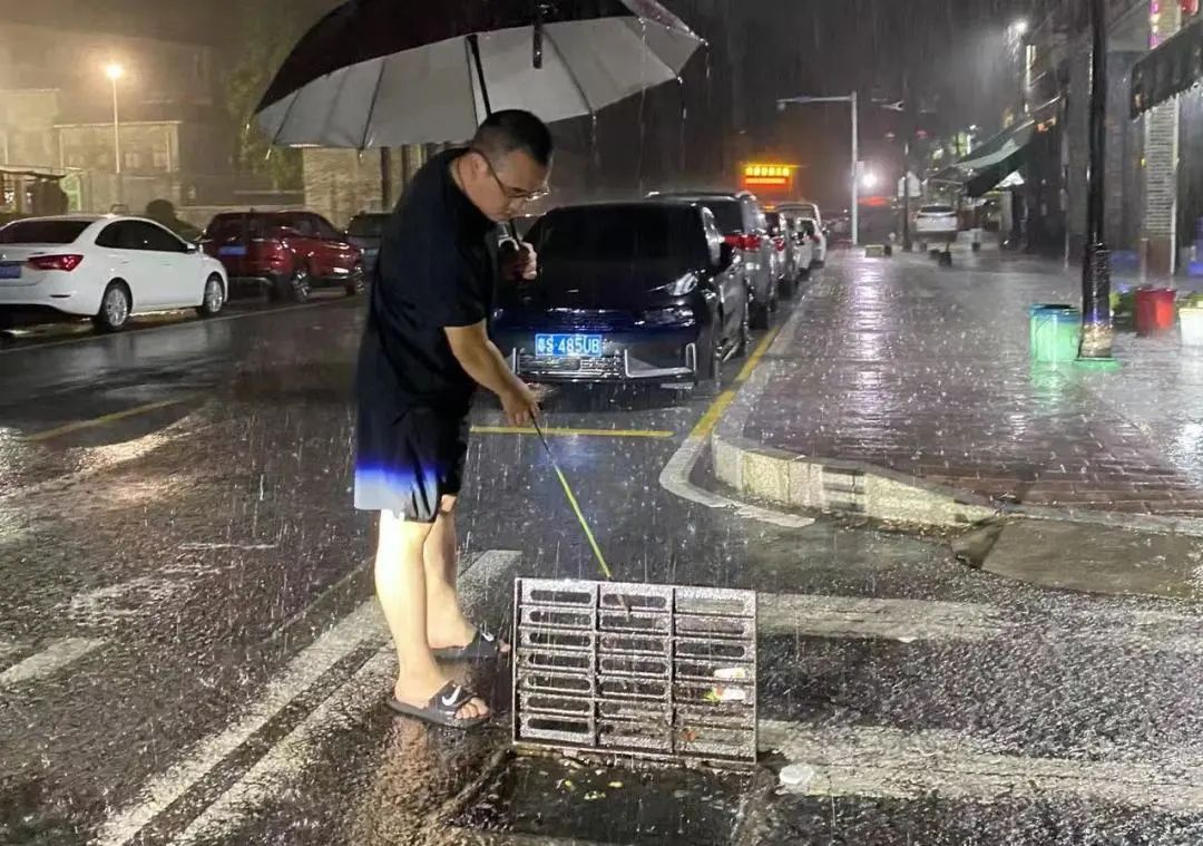 【视频】暴雨中的“守护人”，幸好有你们！_东莞阳光网