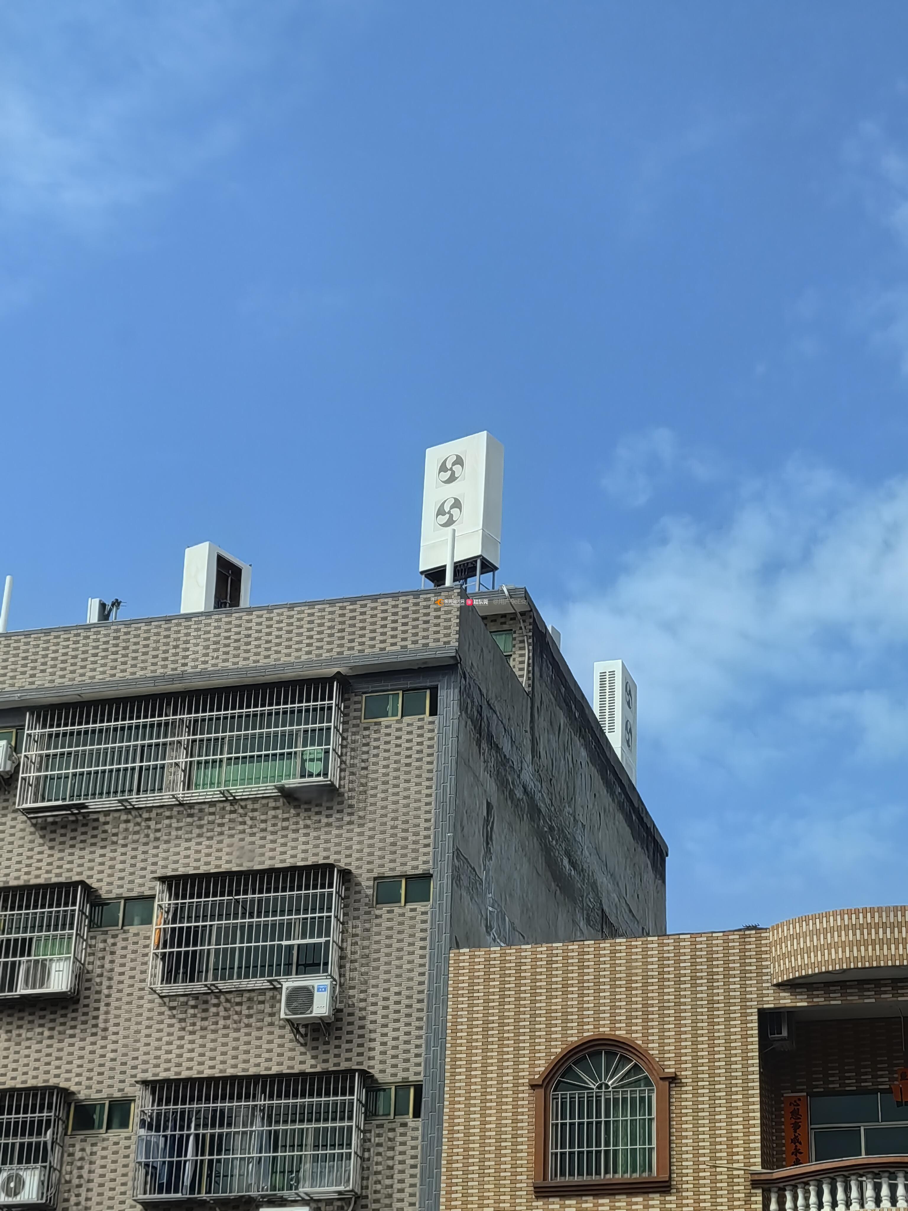 居民楼栋顶层安装四个隐形通讯基站