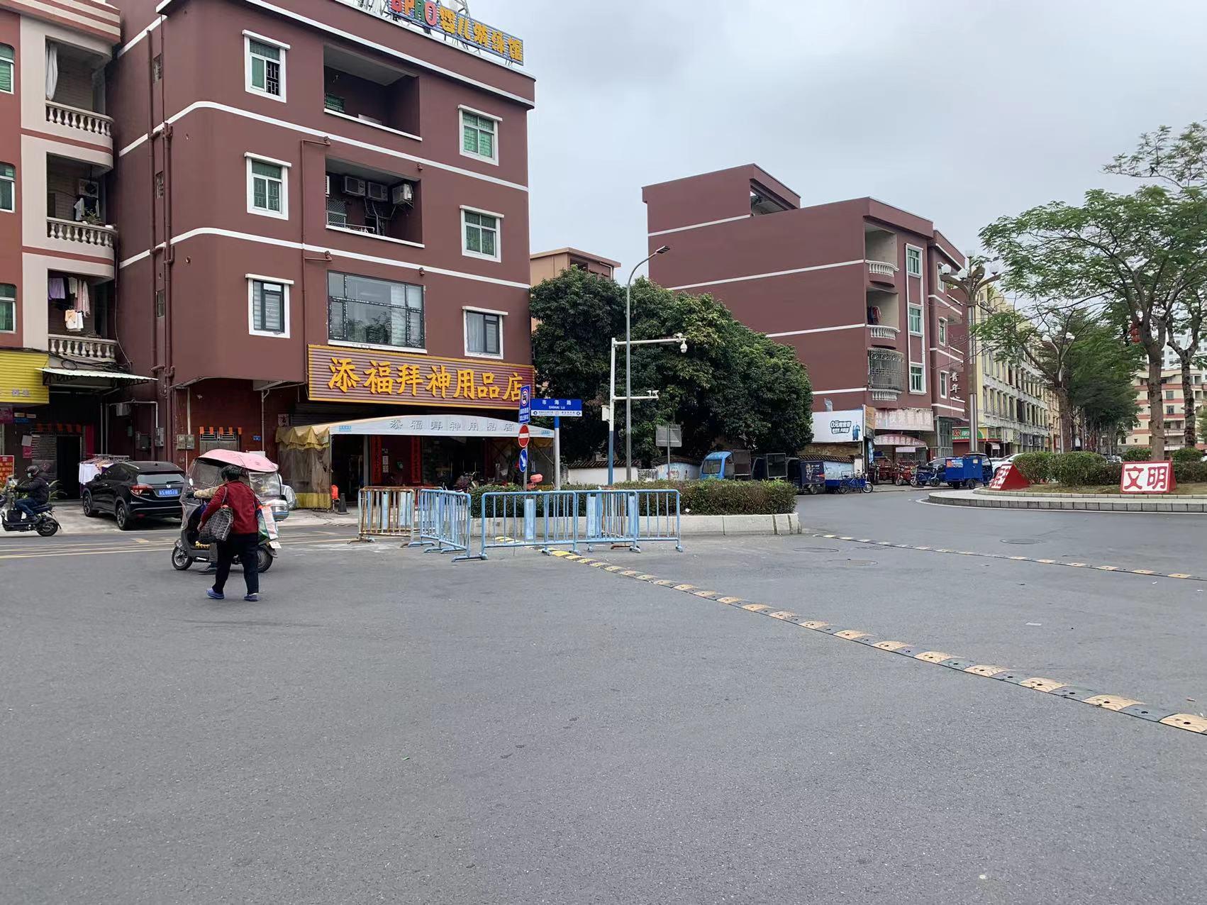 横沥镇半仙山村委纵容违法停车