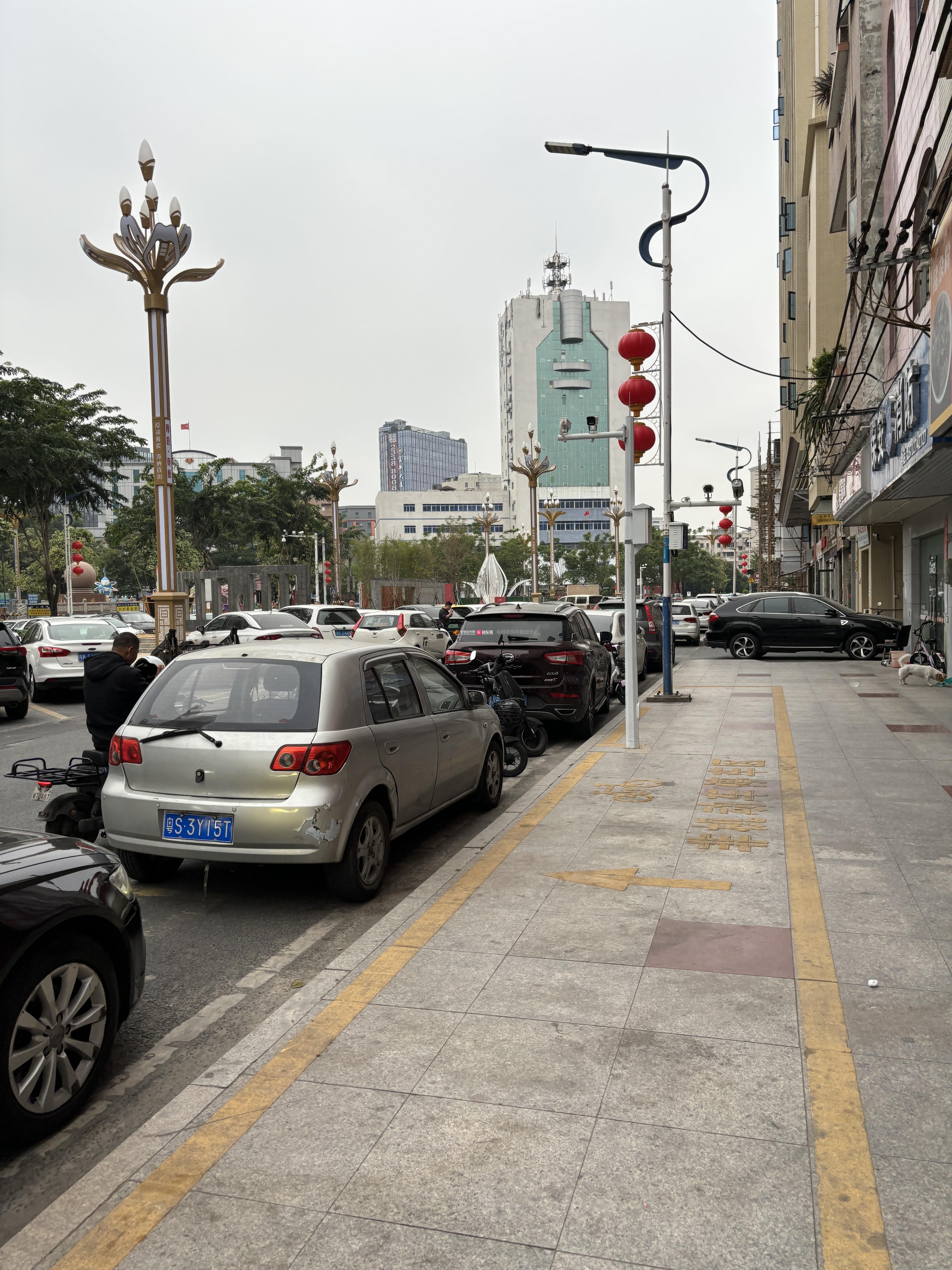 寮厦二村牌坊门口和彩云路两侧常年违停很严