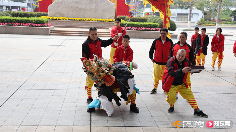 三联鹤凫渚麒麟队的麒麟脚踏"祥云"灵动登场,活灵活现的麒麟舞,寓意着