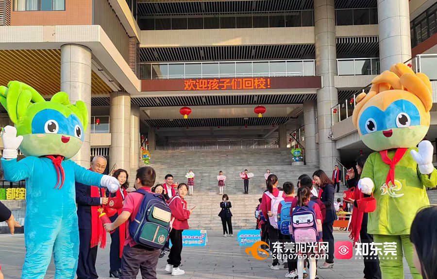 大朗镇黄草朗小学的校门口热闹非凡,这里正在举行隆重的迎新活动.