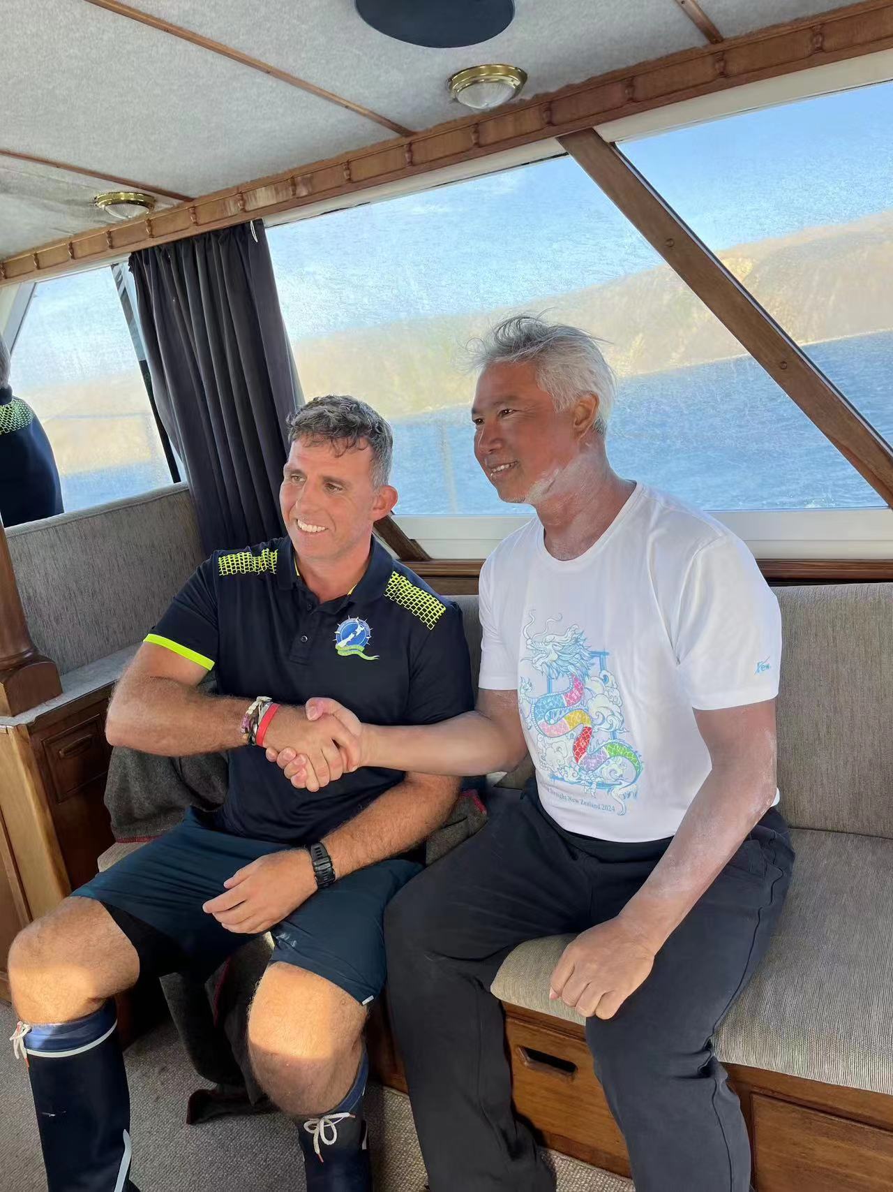 9小时47分22秒!东莞游泳名将陈苏伟成功横渡新西兰库克海峡_东莞阳光