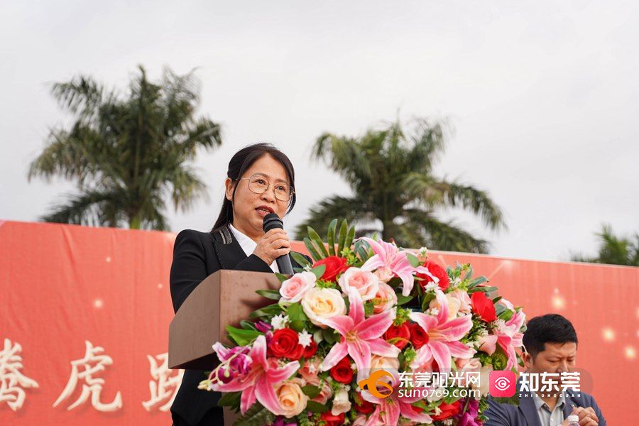 弘林高级中学校长王中辉在新学期致辞中表示,"新学期,弘林高级中学将