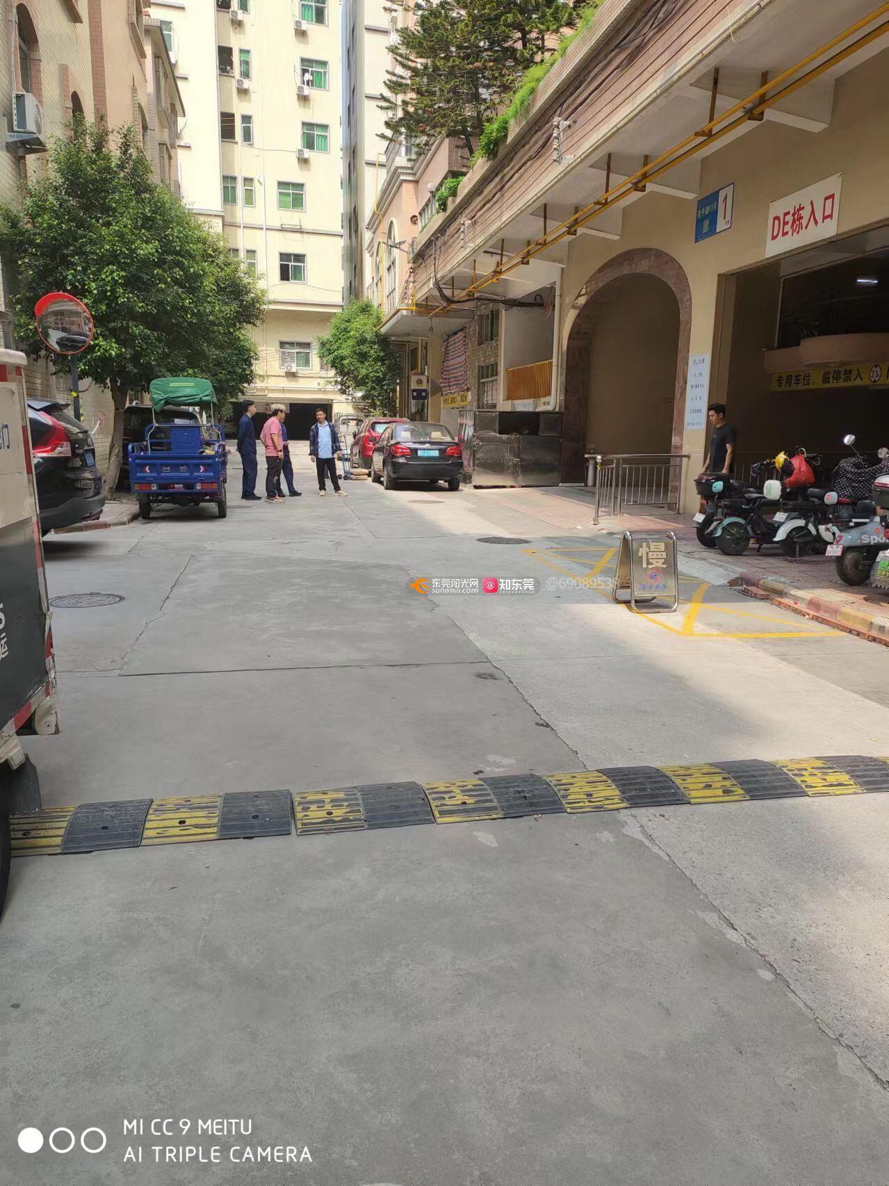 虎门镇新兴大厦存在电动车乱停放问题