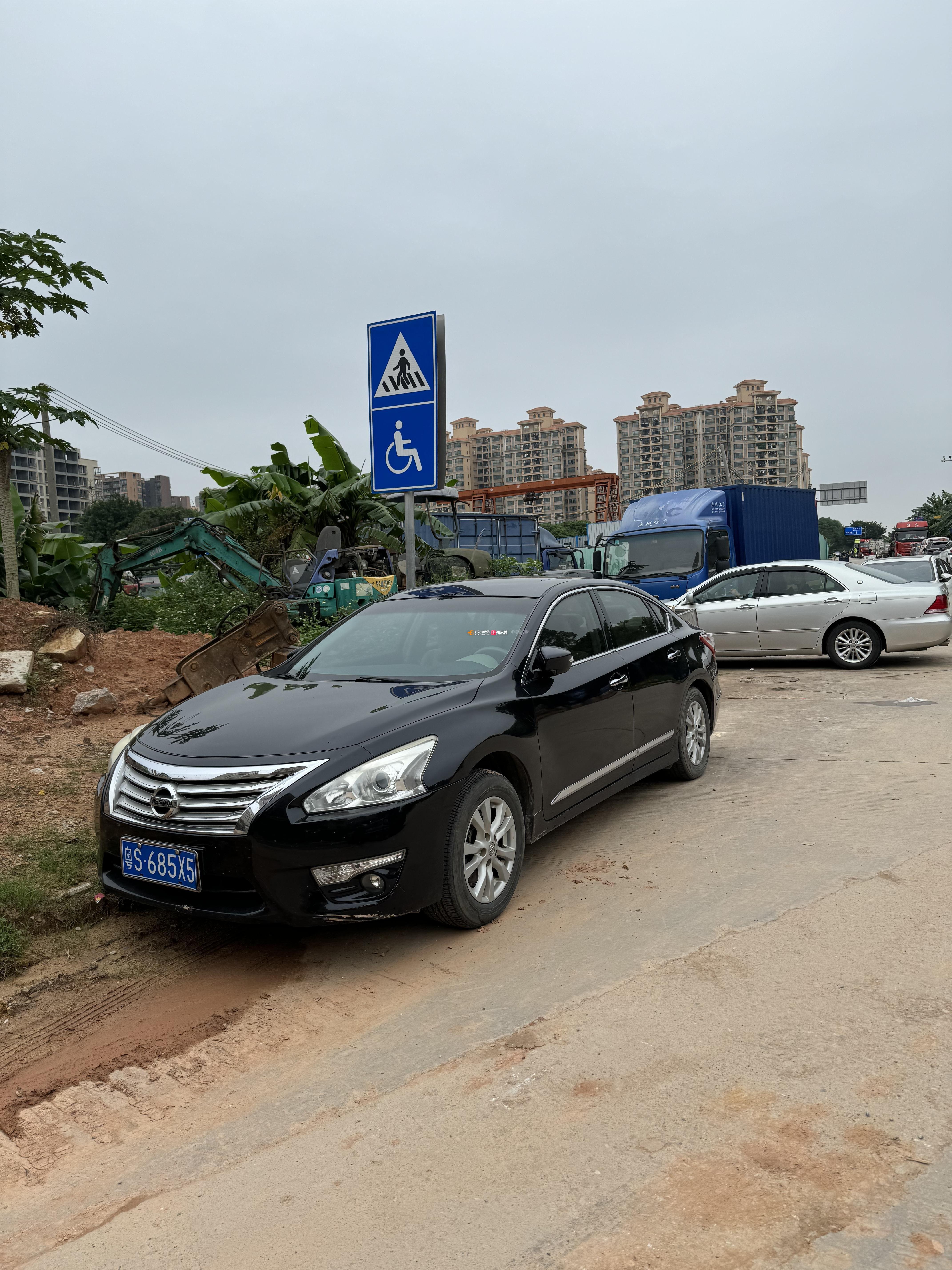 水口村龙紫路公园前车辆乱停乱放